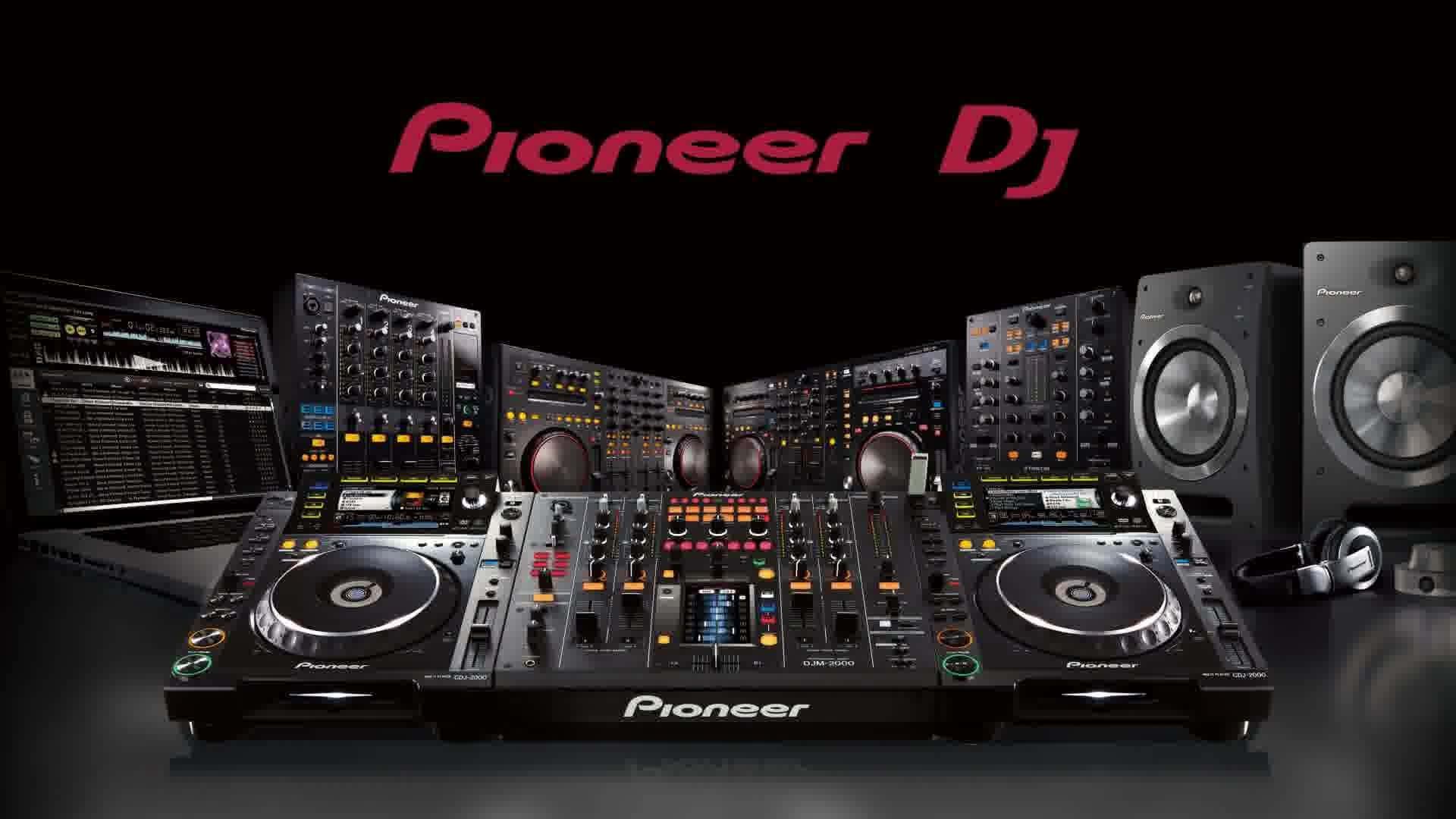 Speaker 桌布 壁紙 — 專業Pioneer DJ設備，包括唱盤、混音器和揚聲器，為高科技音樂表演而佈置。