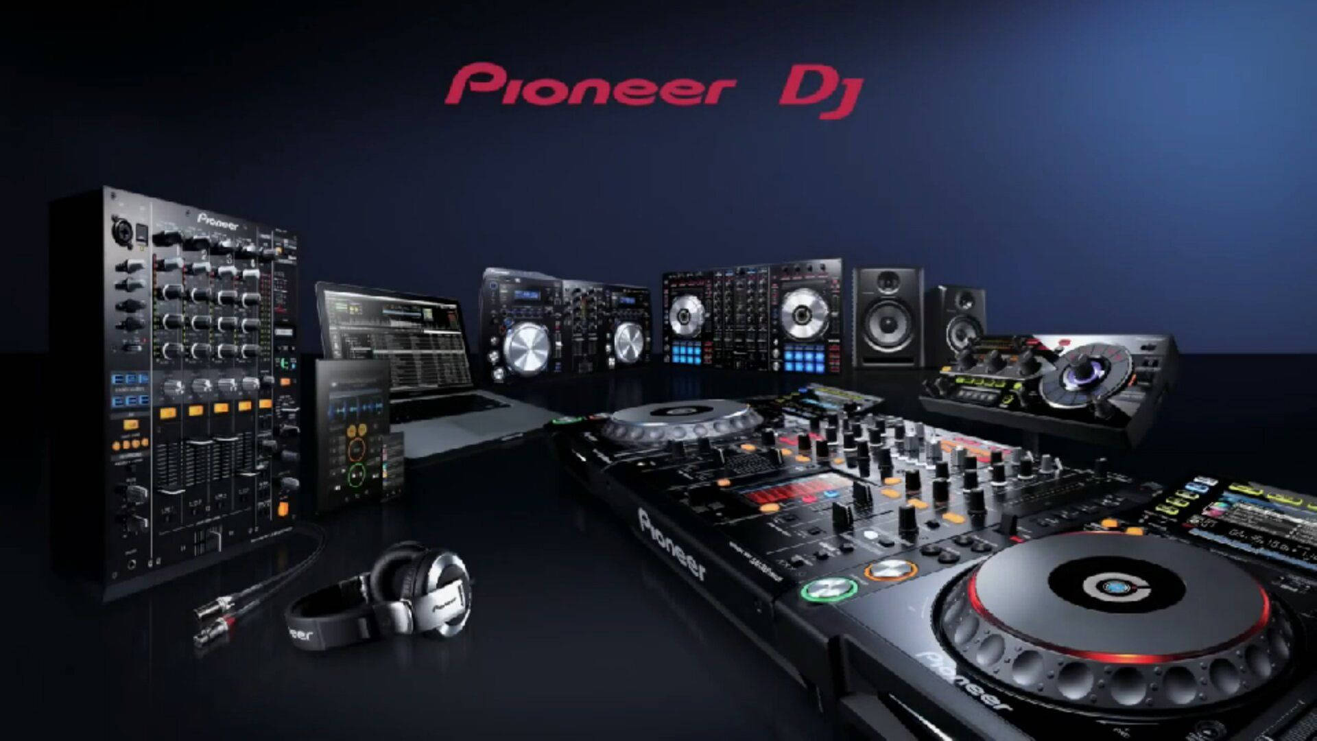 DJ 桌布 壁紙 — 專業Pioneer DJ設備在戲劇性工作室燈光下排列在深色反光表面上。