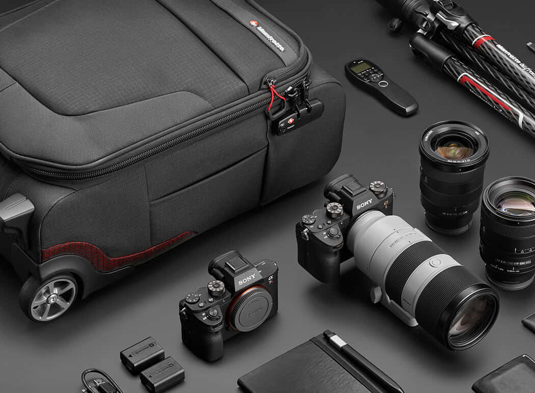 Photo Studio 桌布 壁紙 — 專業Sony相機器材及配件整齊排列在深灰色表面上，搭配簡約照明。