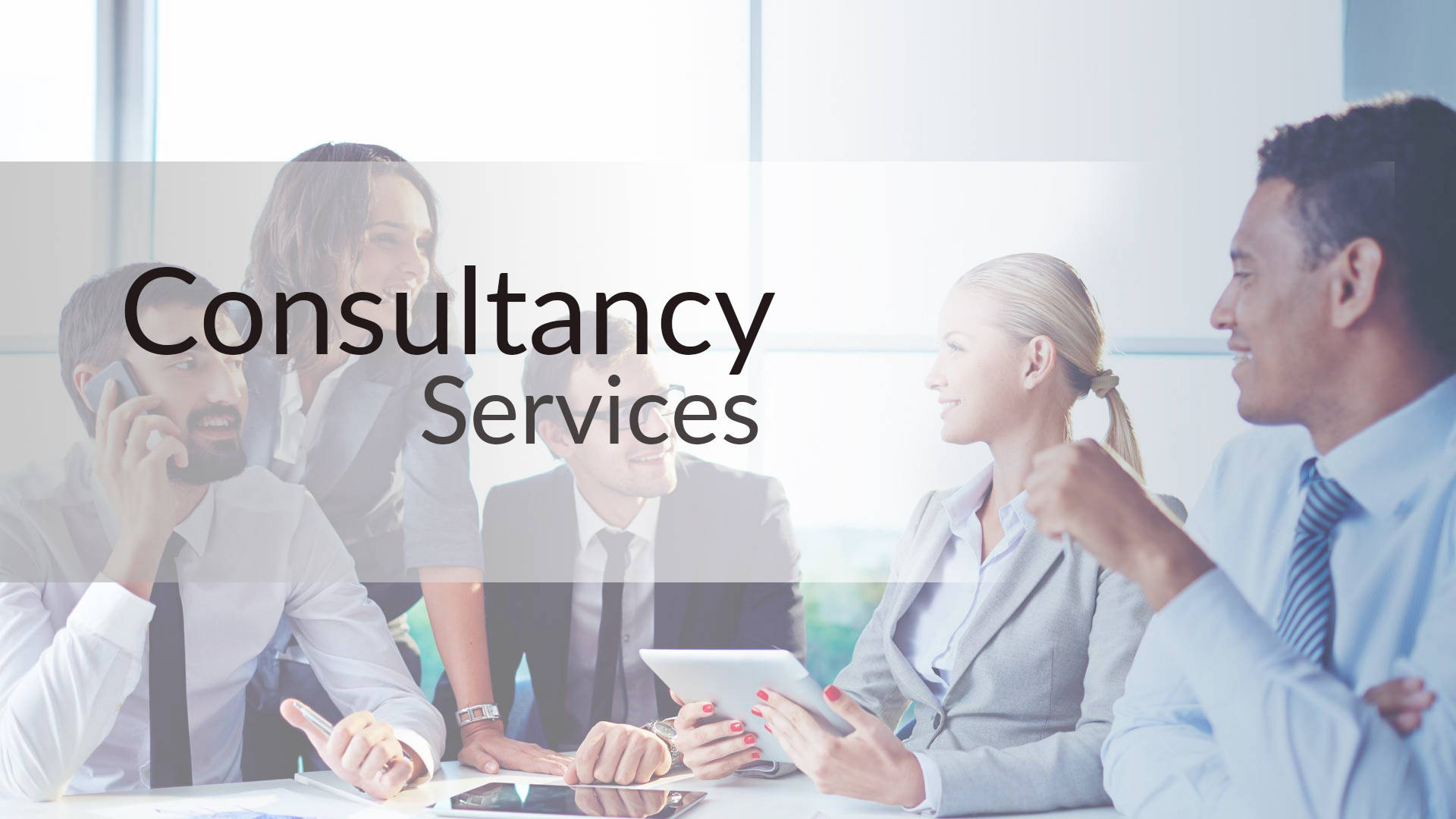 job 桌布 壁紙 — 專業商業團隊在現代辦公室協作，帶有文字疊加顯示 Consultancy Services。