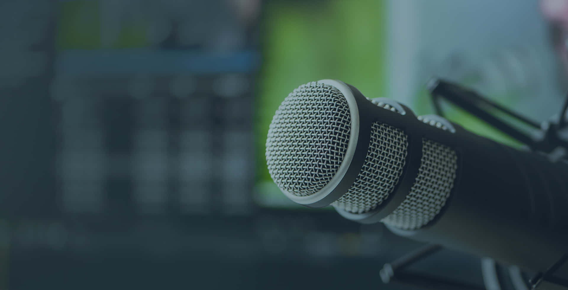 Podcast 桌布 壁紙 — 專業錄音室麥克風的特寫，帶有金屬網格，背景柔和模糊。