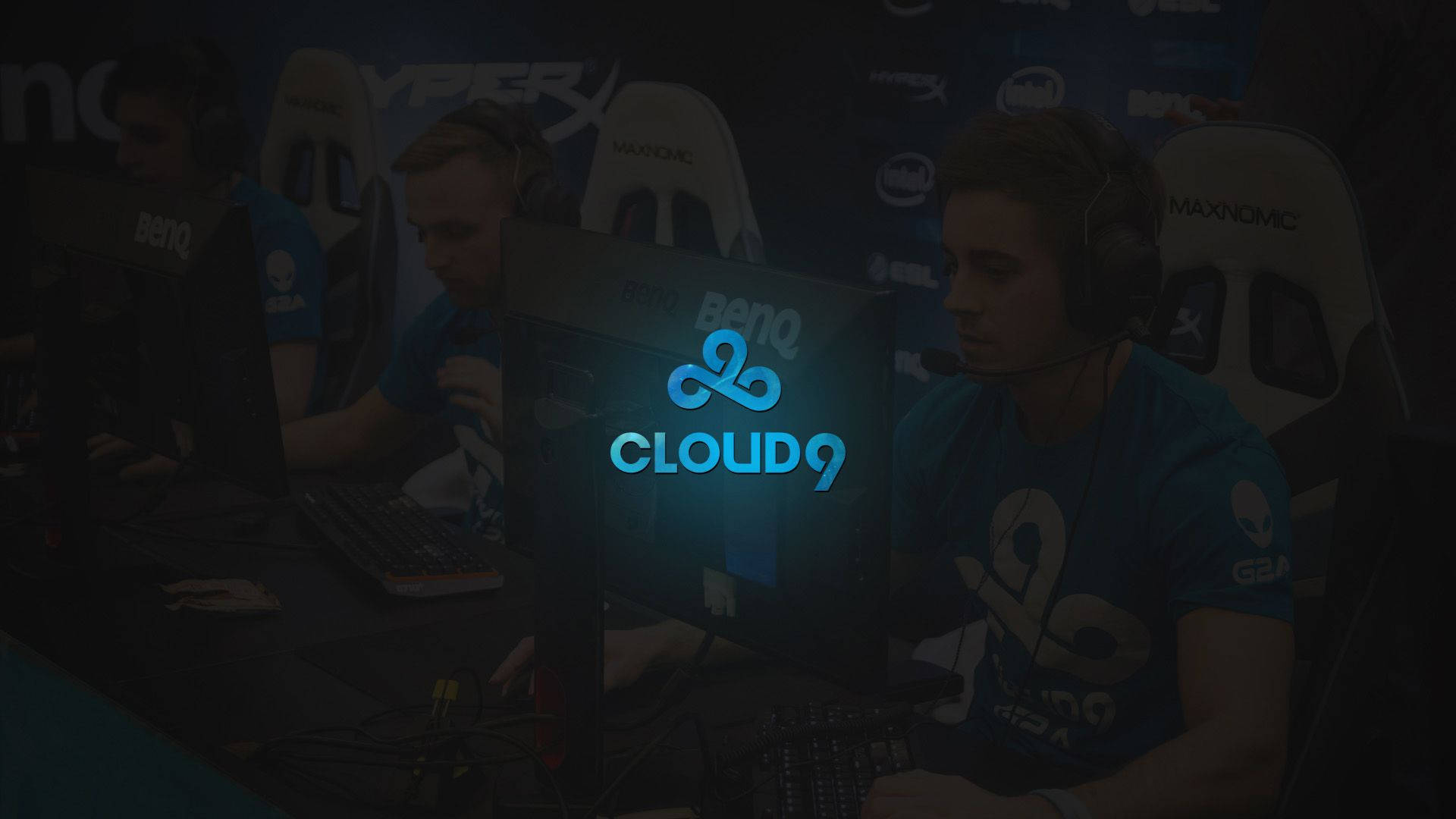 Cloud9 桌布 壁紙 — 專業電競選手在昏暗燈光下，於發光顯示器前全神貫注地參加比賽。