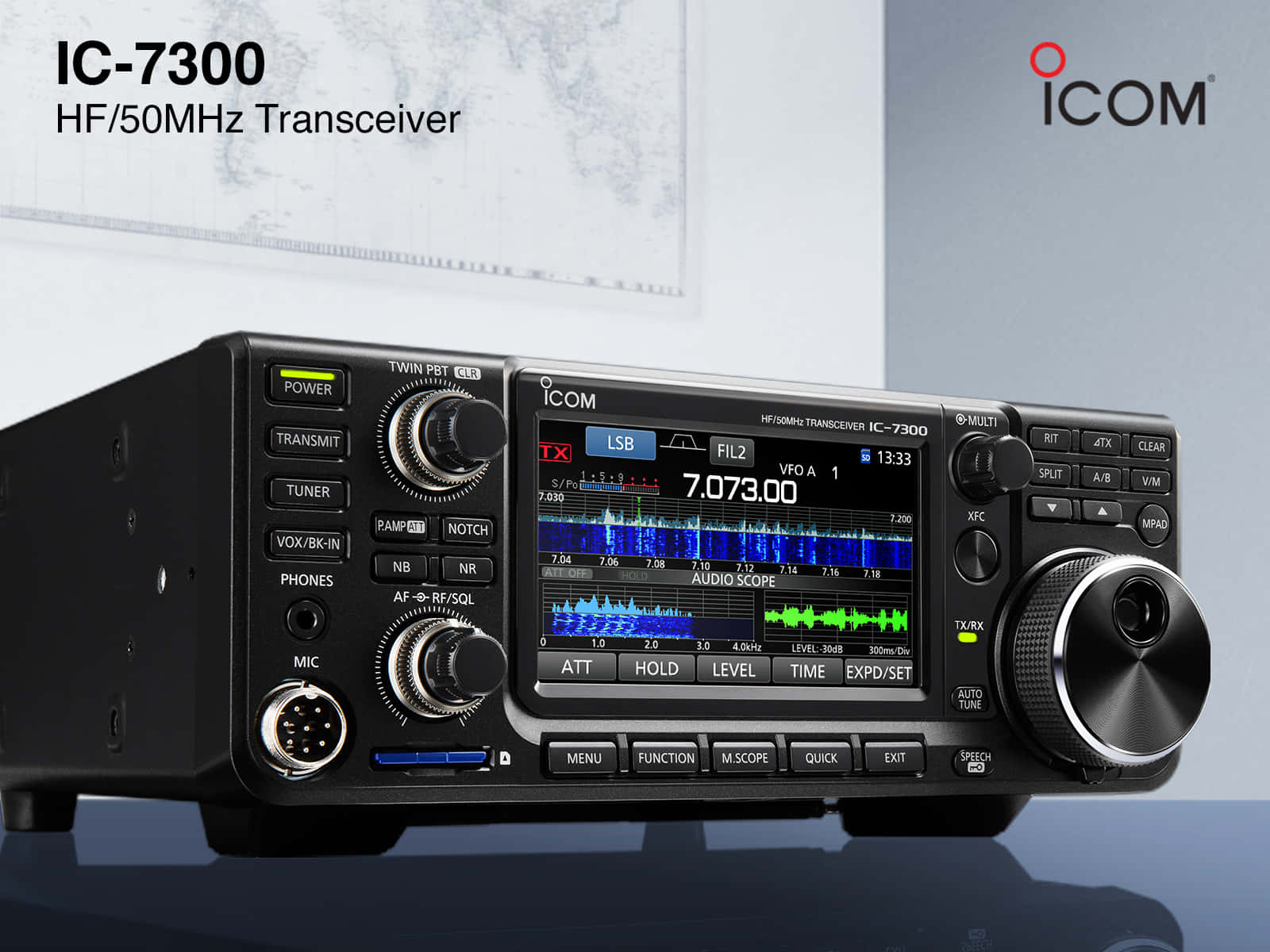 音樂 桌布 壁紙 — 專業黑色ICOM IC-7300 HF50MHz收發器，帶有照明螢幕，在反光表面上顯示頻率和音頻範圍。