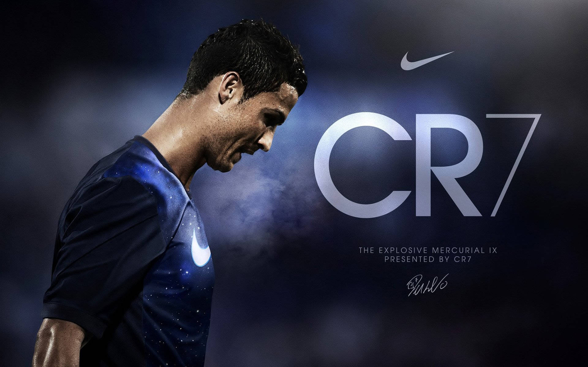 桌布 壁紙 — 專注的C羅身穿深藍色Nike球衣，帶有'CR7'品牌標誌，在戲劇性的球場聚光燈下低頭。