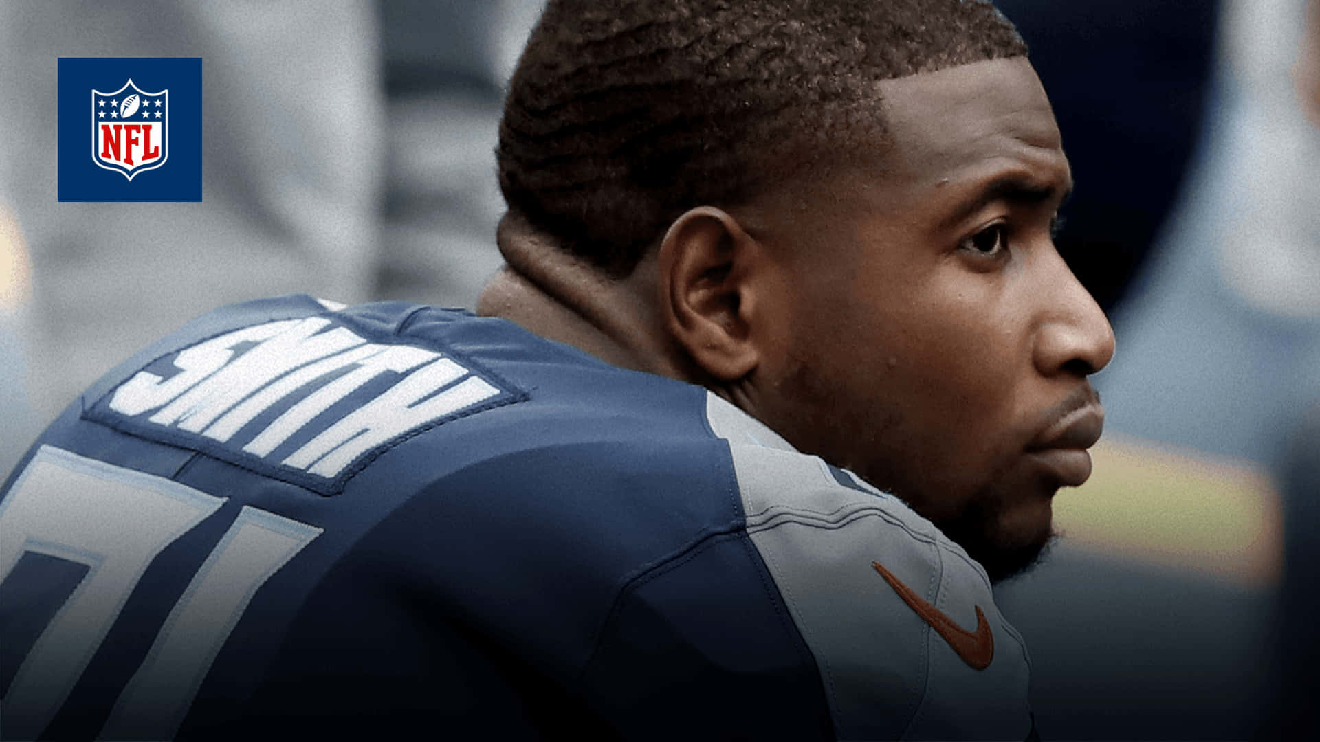 Jonnu Smith 桌布 壁紙 — 專注的NFL美式足球球員近距離特寫，身穿藍色球衣，名字和號碼清晰可見。