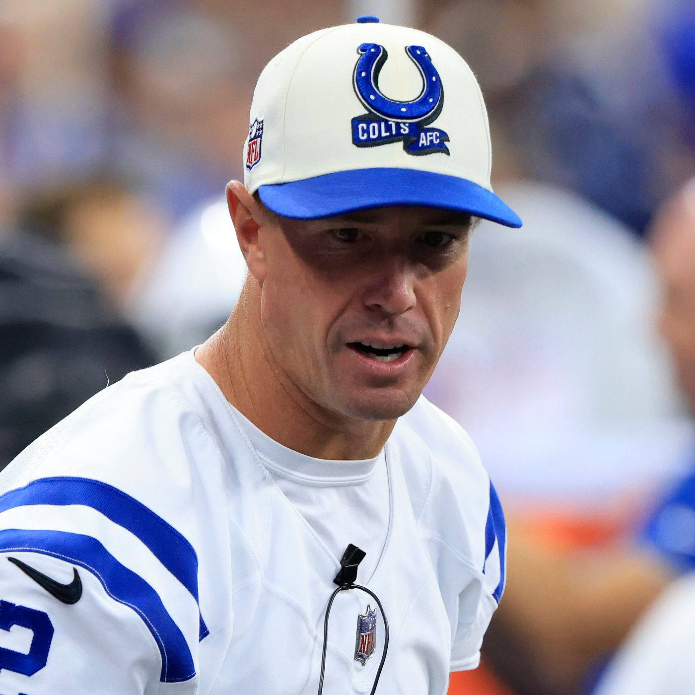 Matt Ryan 桌布 壁紙 — 專注的印第安納波利斯小馬隊教練在日間比賽中穿著白色和藍色制服的特寫。
