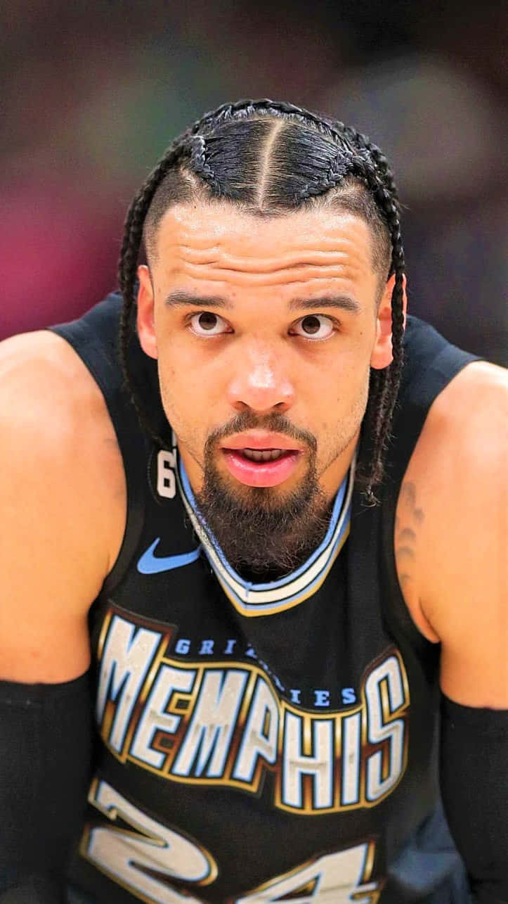 Dillon Brooks 桌布 壁紙 — 專注的曼菲斯灰熊籃球運動員特寫，編織頭髮和鬍鬚，比賽中。