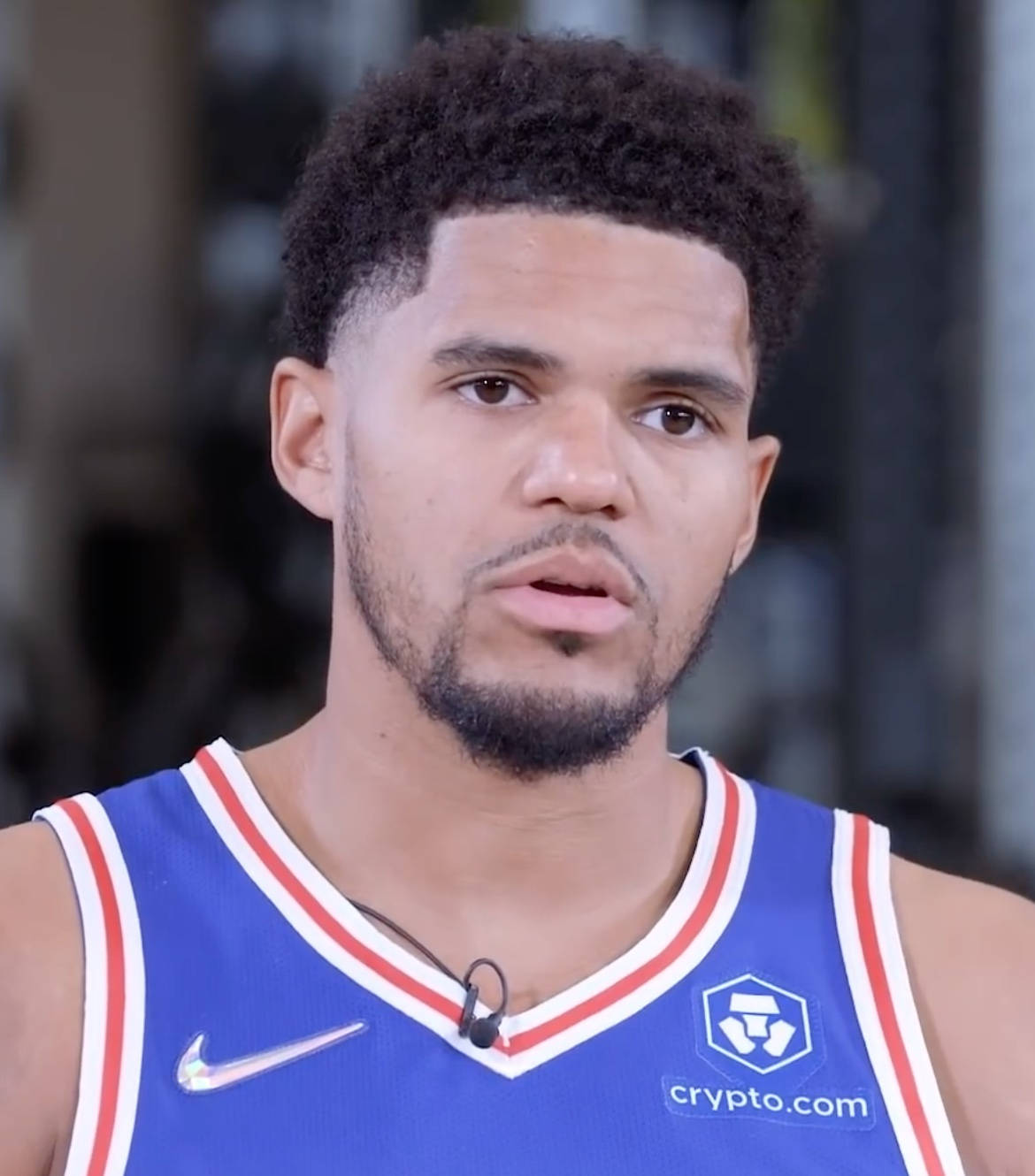 NBA 桌布 壁紙 — 專注的籃球運動員身穿藍、紅、白三色球衣，帶有crypto.com標誌的close-up肖像。