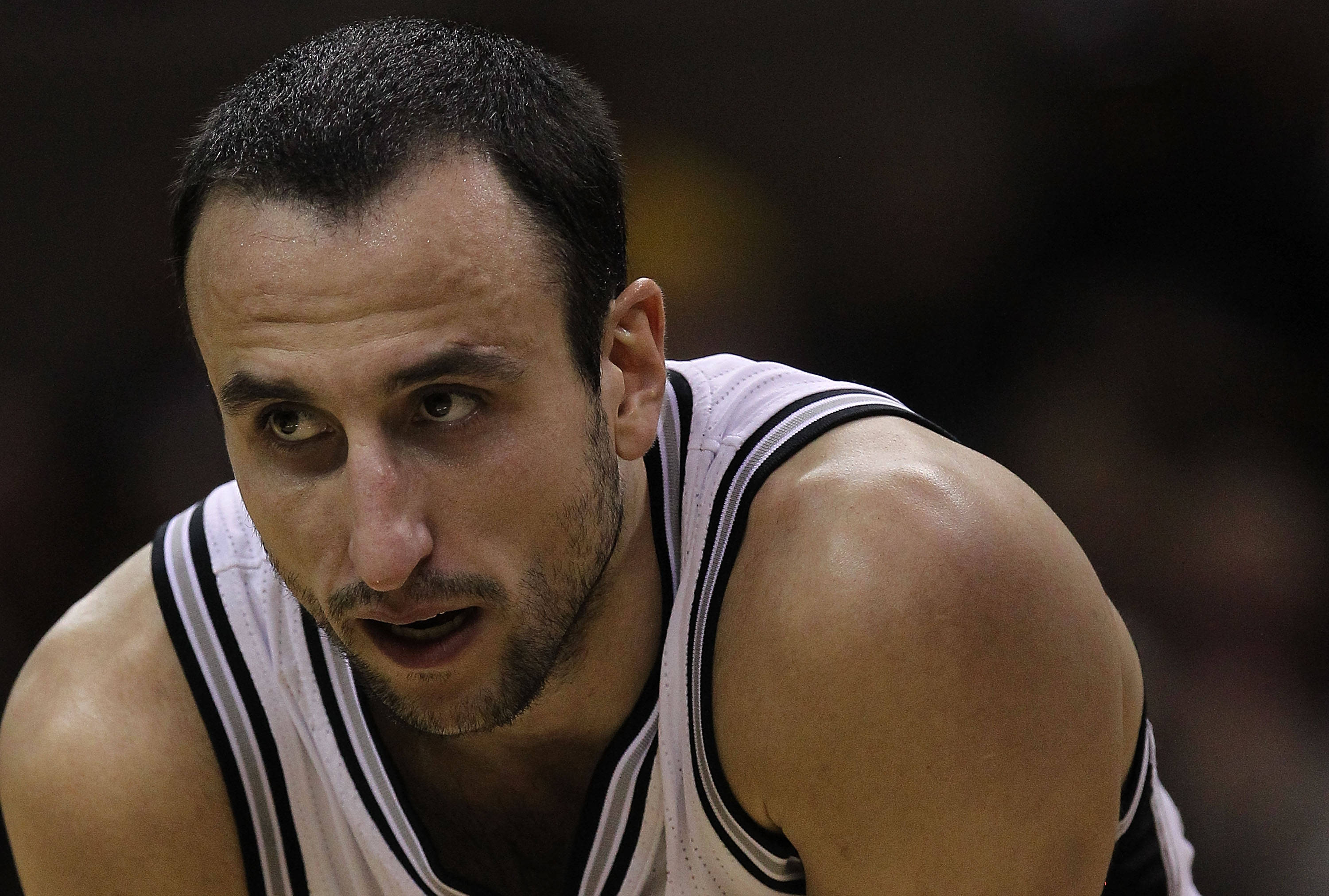 Manu 桌布 壁紙 — 專注的籃球運動員身穿黑白球衣，在激烈比賽中的特寫鏡頭。