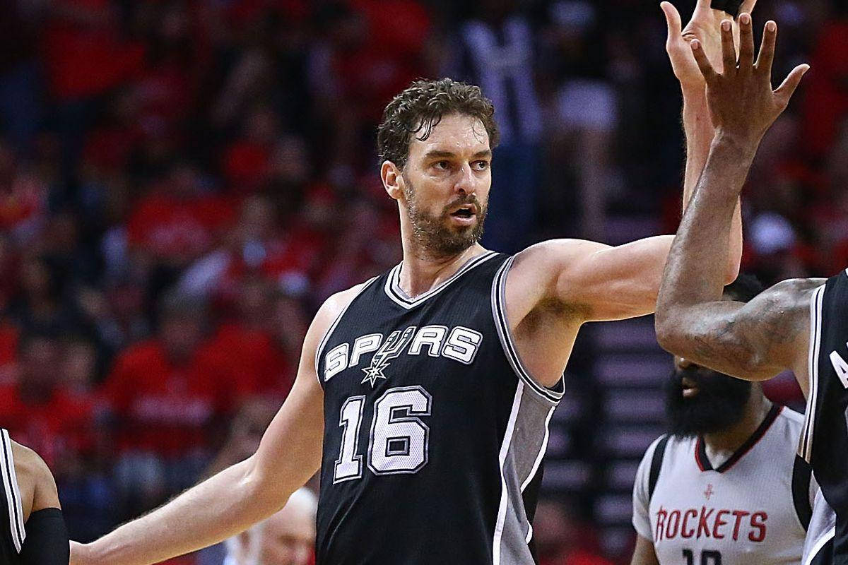 Pau Gasol 桌布 壁紙 — 專注的馬刺籃球運動員身穿16號球衣，在激烈的比賽中防守身穿火箭隊球衣的對手。
