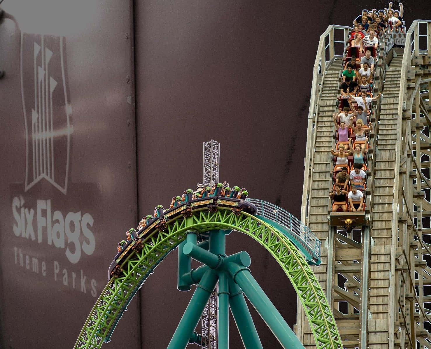 Roller Coaster 桌布 壁紙 — 尋求刺激的人在六旗主題公園尖叫，綠色雲霄飛車正爬上木塔。