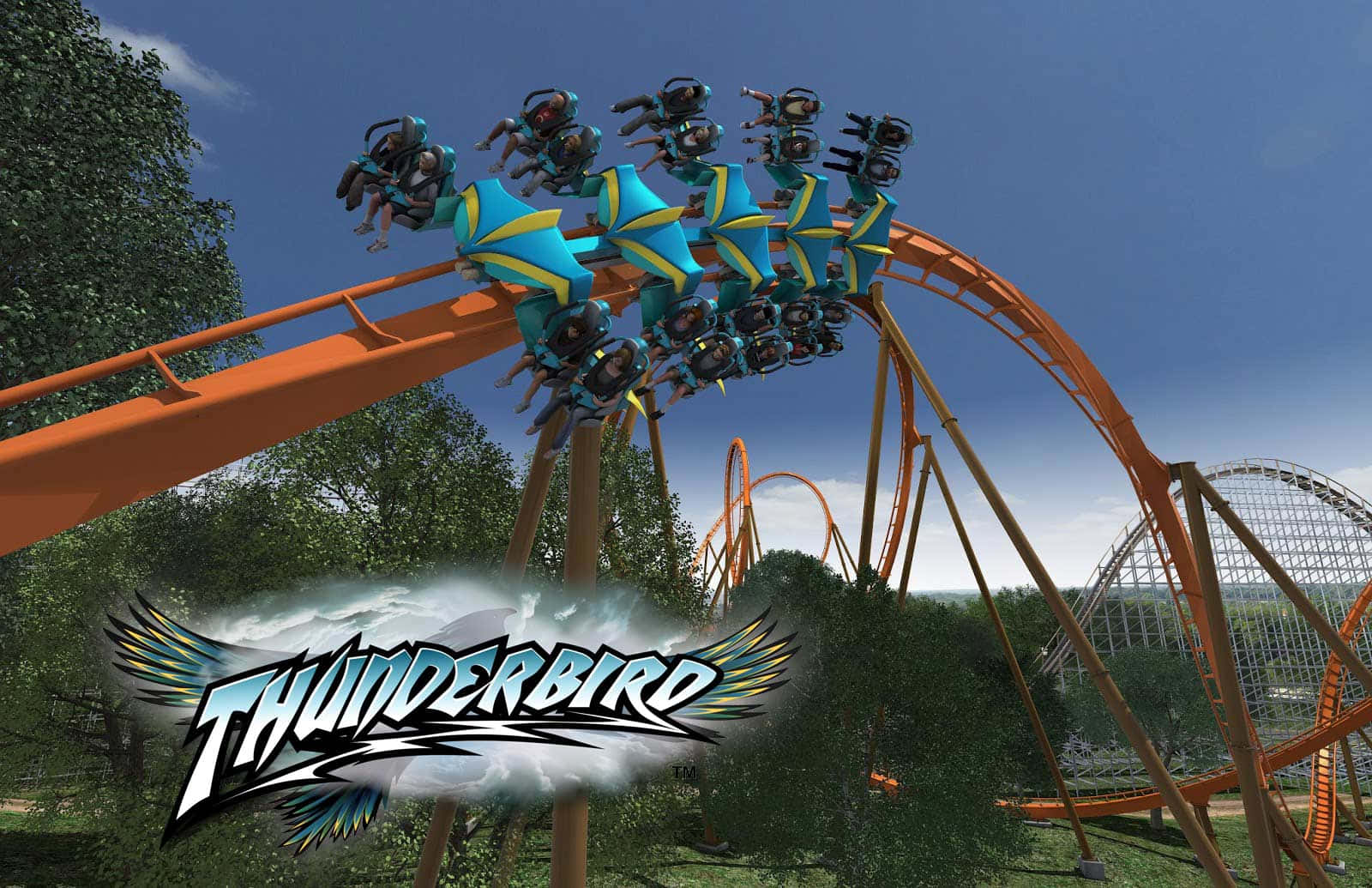 Roller Coaster 桌布 壁紙 — 尋求刺激的人在晴朗的藍天下，在名為 Thunderbird 的充滿活力的橙色雲霄飛車上倒掛飛翔。