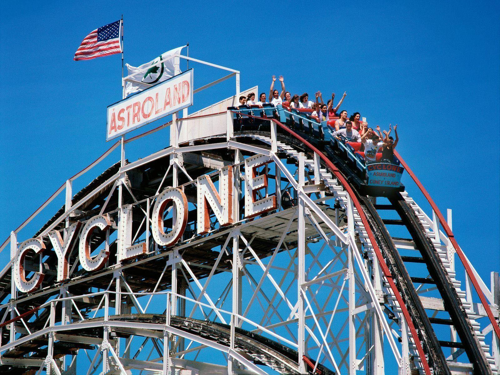 Roller Coaster 桌布 壁紙 — 尋求刺激的人在晴朗的藍天下登上Astroland高聳的白色Cyclone雲霄飛車頂端時，高興地尖叫。