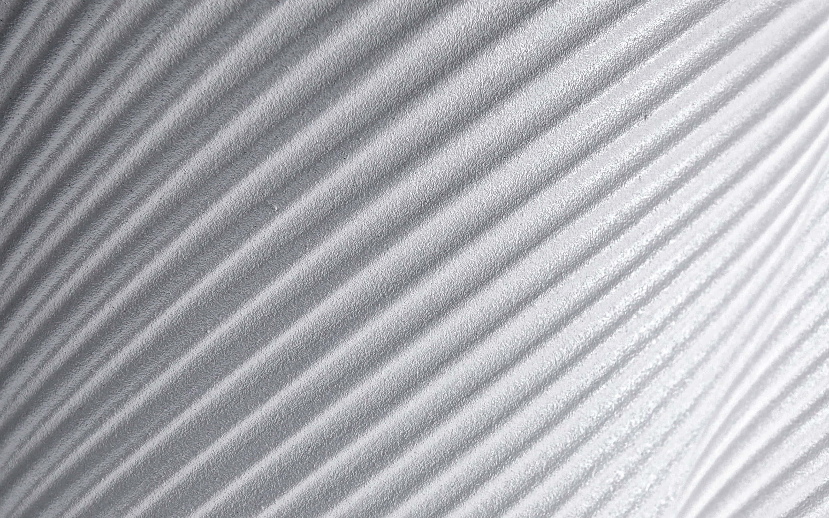 Abstract Design 桌布 壁紙 — 對角線褶皺布料質感的特寫，單色調，柔和陰影和微妙光澤。