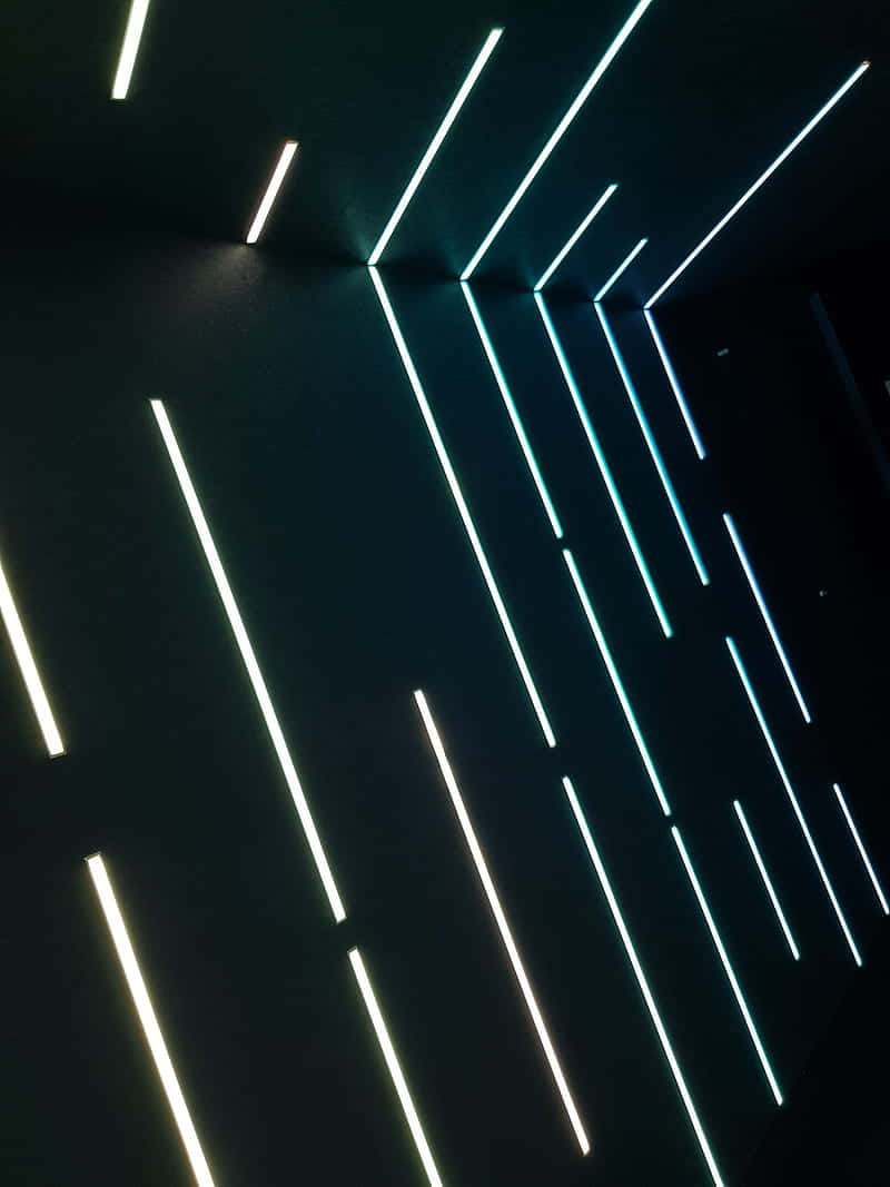 White Neon 桌布 壁紙 — 對角線霓虹燈條在黑暗的幾何走廊中發光，營造出未來感的隧道效果。