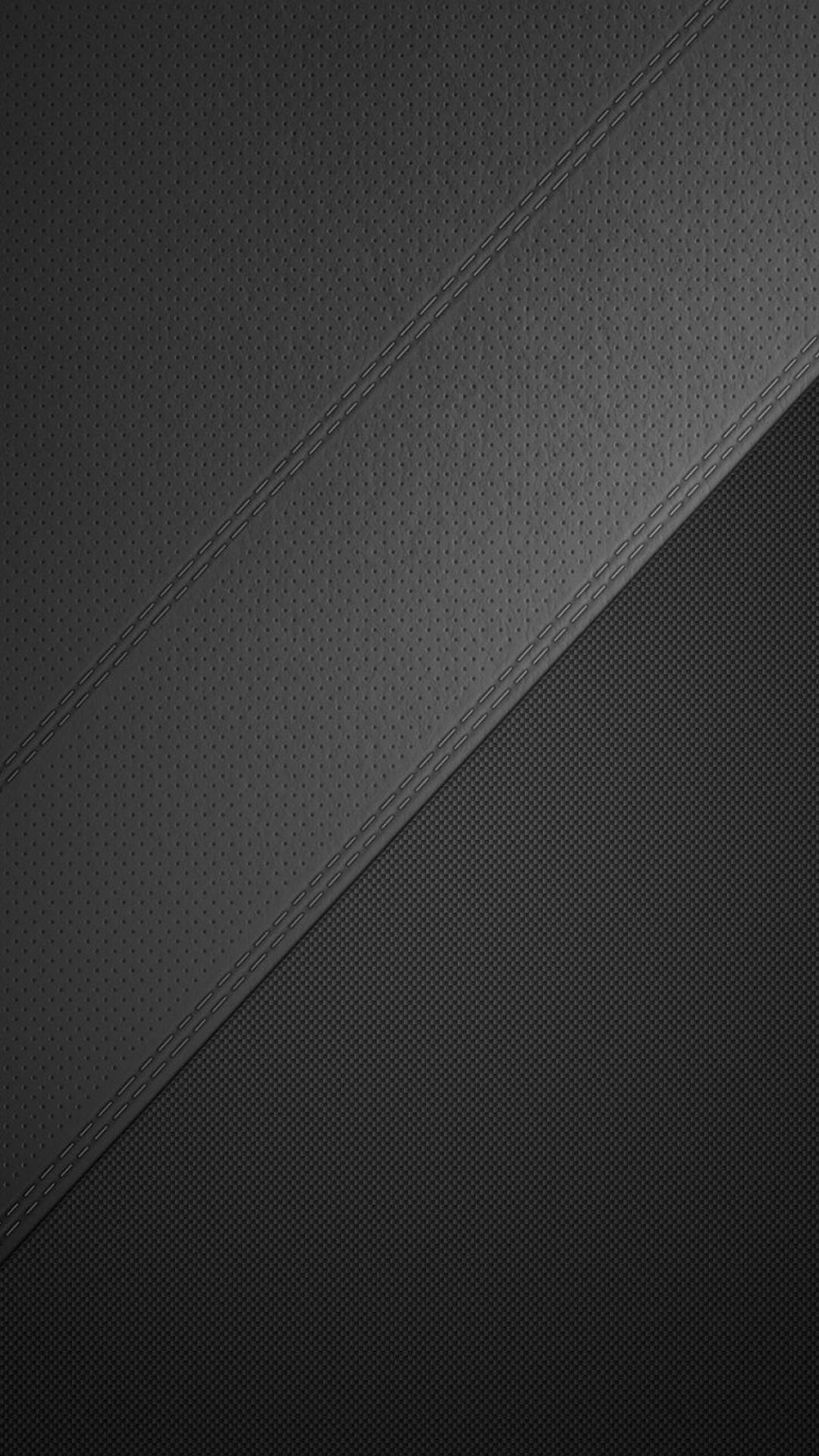 iPhone 桌布 壁紙 — 對角縫線黑色皮革面板搭配紋理表面，營造出時尚簡約的科技風格桌布。