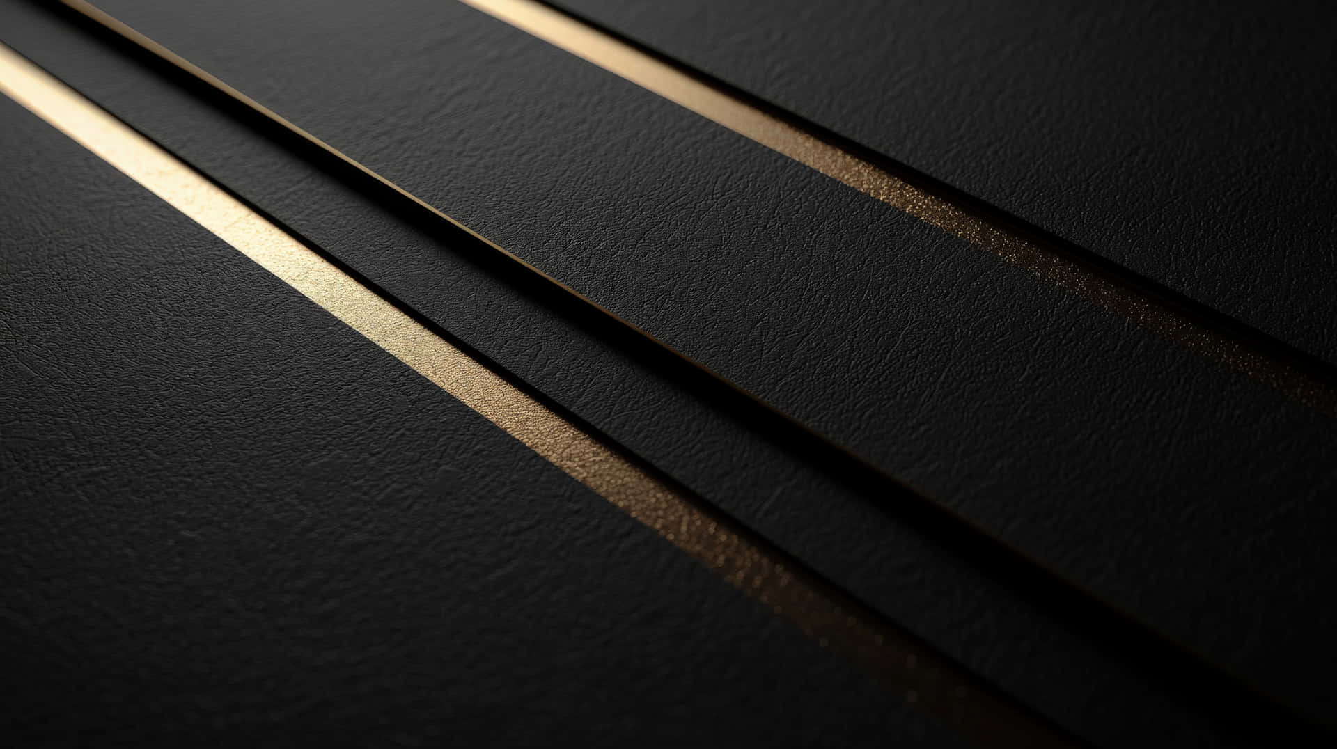 Luxurious Black and Gold Minimalist Background with Elegant Texture 壁紙 — 對角金色條紋在紋理黑色皮革面板上閃耀，呈現極簡奢華的構圖。