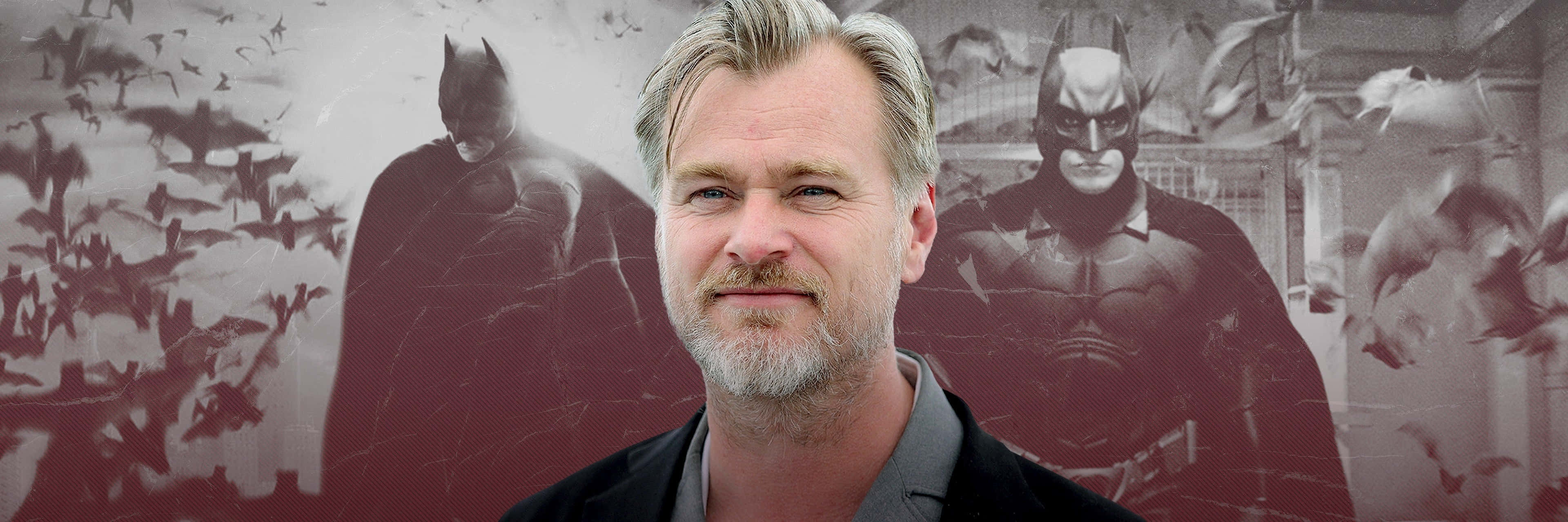 Batman Begins 桌布 壁紙 — 導演克里斯多福諾蘭在一個粗獷的蝙蝠俠主題背景前微笑，背景有飛翔的蝙蝠和標誌性的超級英雄剪影。