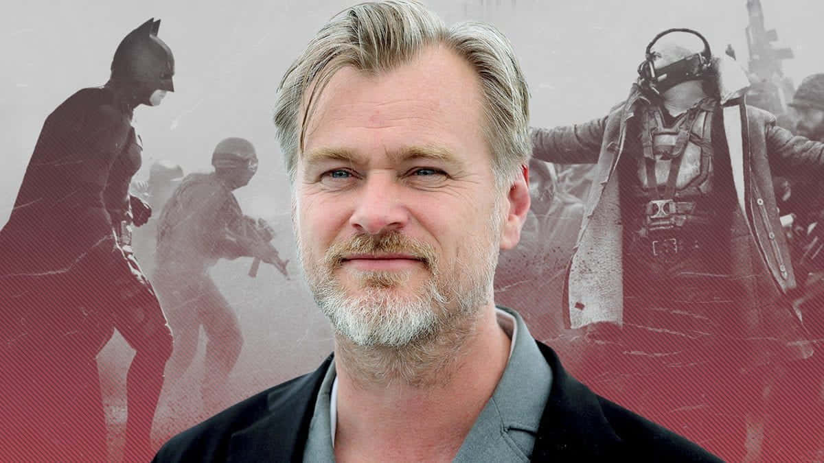 Christopher Nolan 桌布 壁紙 — 導演克里斯多福諾蘭的電影風格肖像，背景為紅色和灰色，帶有模糊的超級英雄動作人偶。