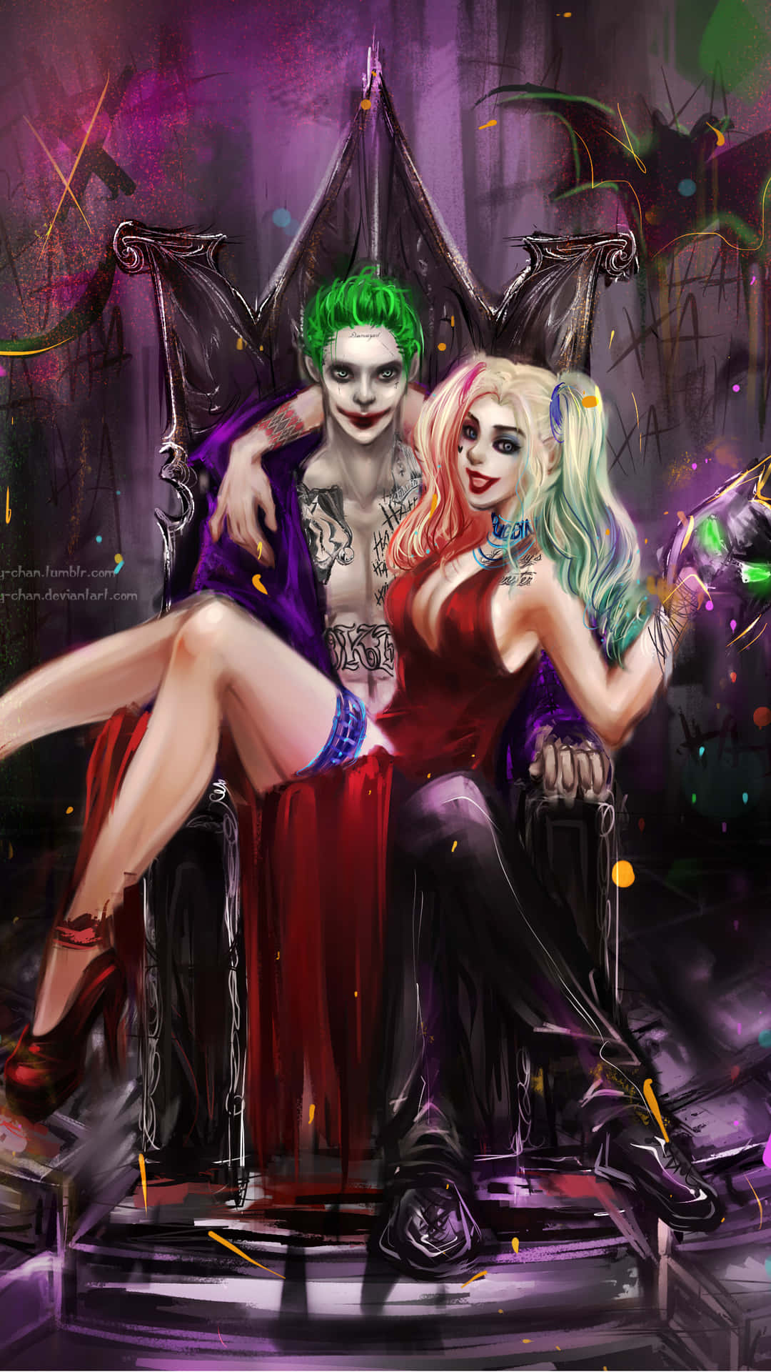 Cool Joker 桌布 壁紙 — 小丑和哈莉·奎茵一起坐在王座上，背景是深紫色和綠色的潑濺效果，帶有戲劇性的燈光。