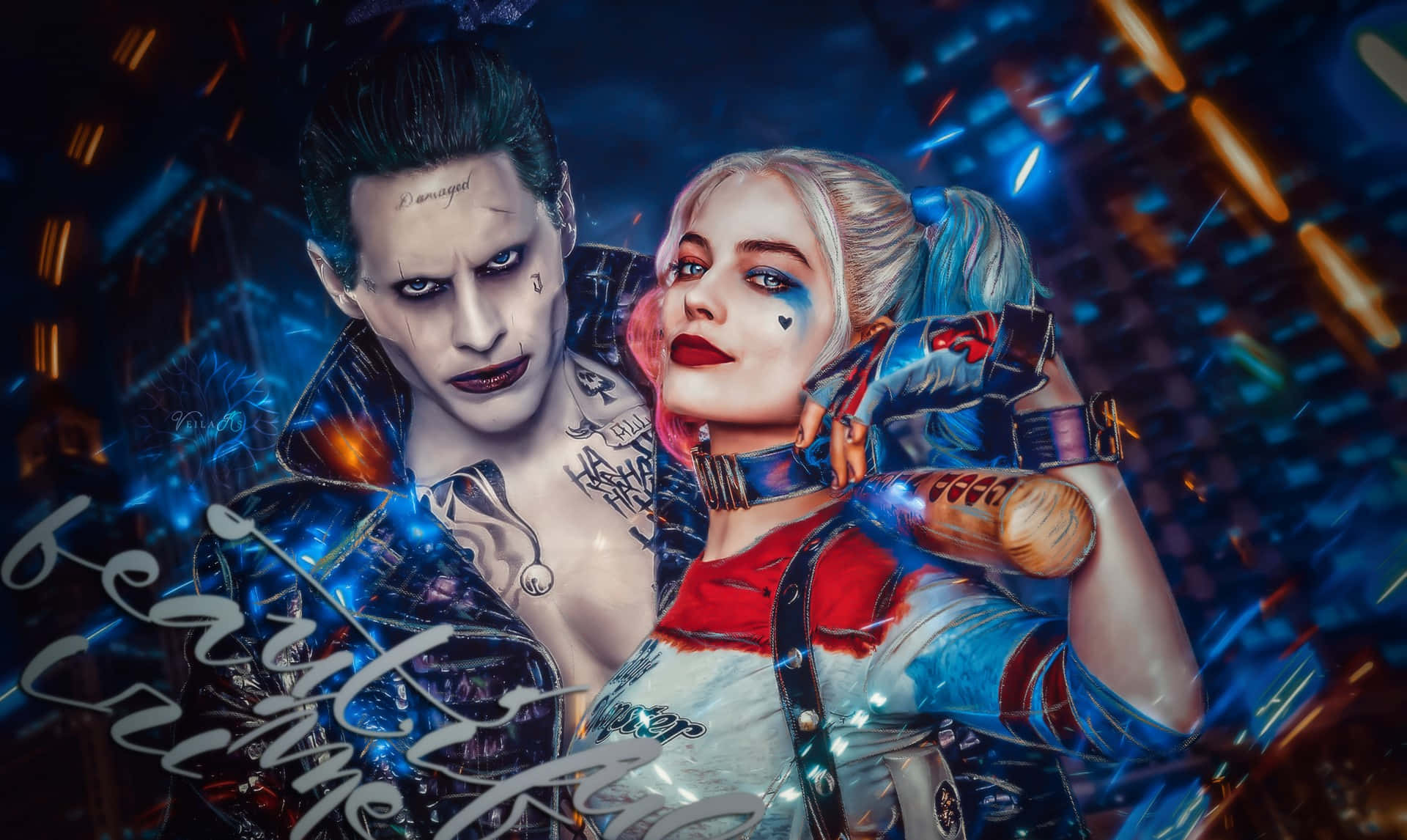 Margot Robbie Harley Quinn 桌布 壁紙 — 小丑和哈莉·奎茵在一個霓虹燈光閃爍的城市場景中緊密站立，周圍環繞著發光的藍色和橙色條紋。