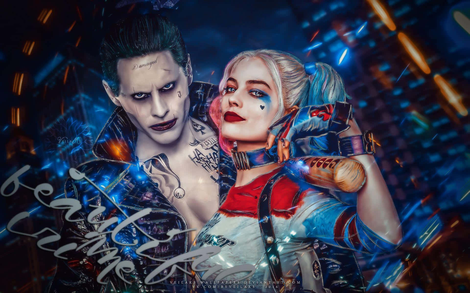The Suicide Squad 桌布 壁紙 — 小丑和哈莉·奎茵在霓虹燈照亮、帶有藍色和橙色發光條紋的城市景觀前戲劇性地擺姿勢。