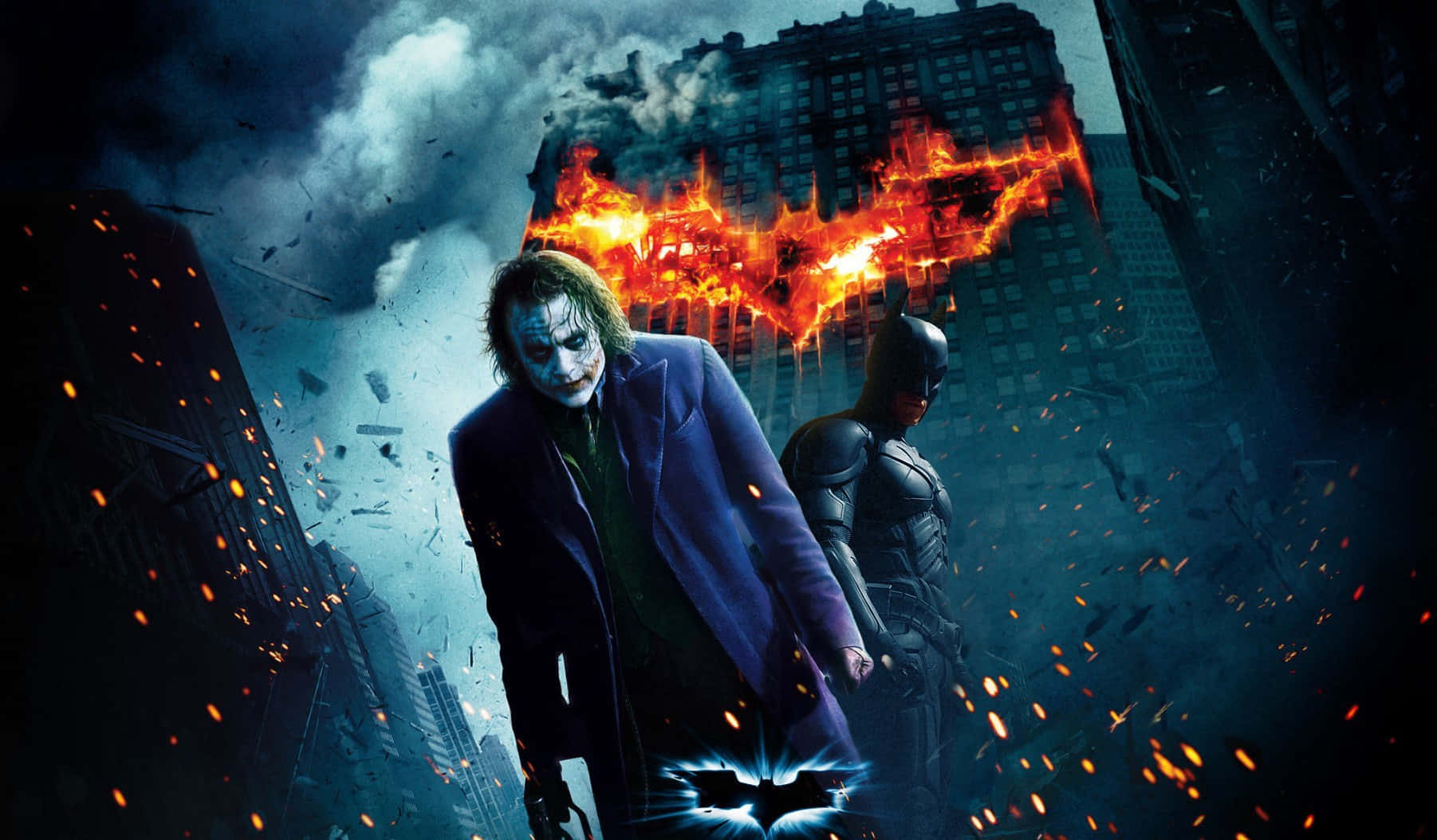 Evil Joker 桌布 壁紙 — 小丑和蝙蝠俠站在燃燒的城市景觀中，一個熾熱的蝙蝠標誌在他們上方閃耀。