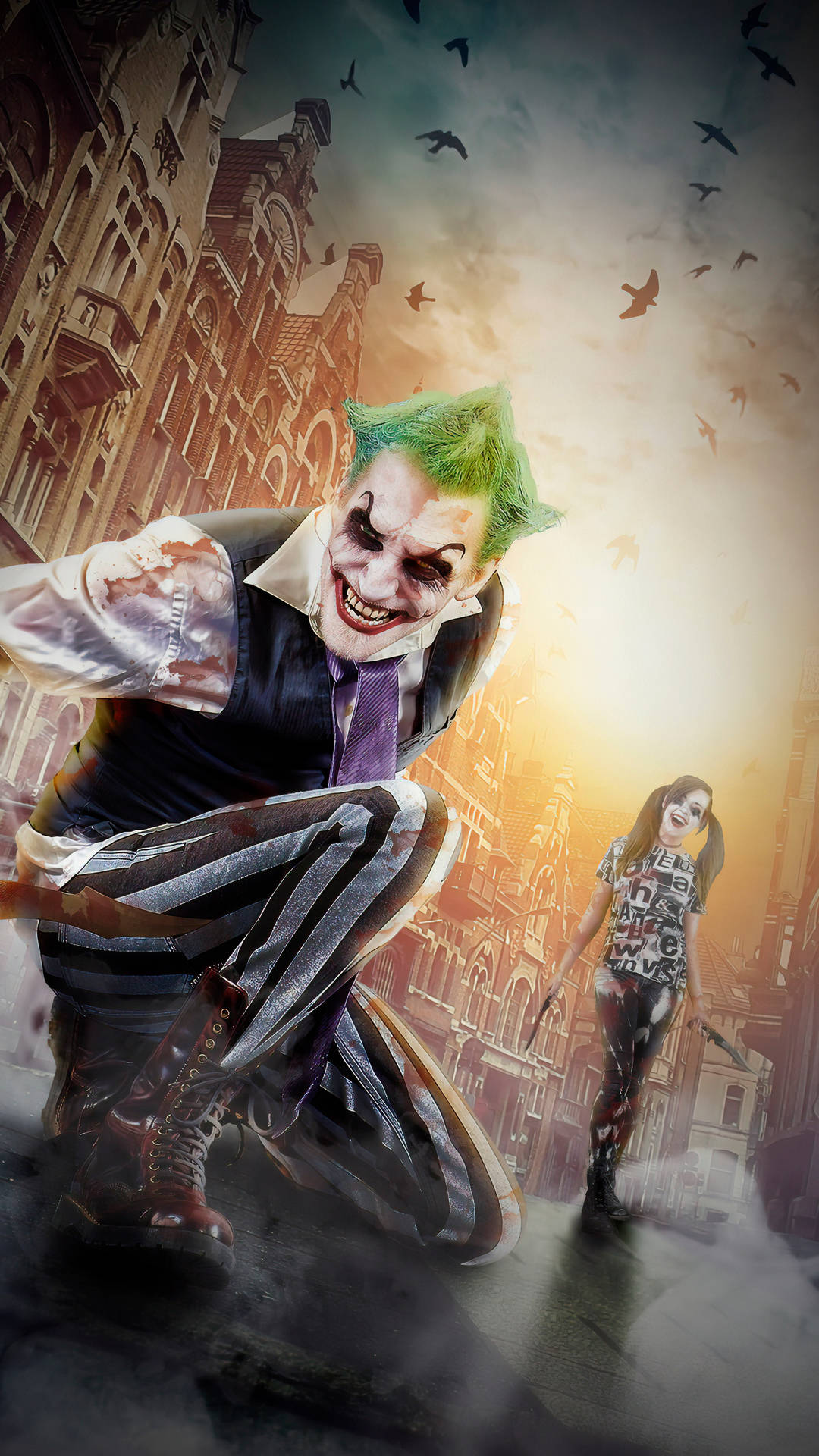 Harley 桌布 壁紙 — 小丑在哥德式街道上威脅性地蹲下，鳥兒在頭頂飛翔，背景中有一位女士走過。