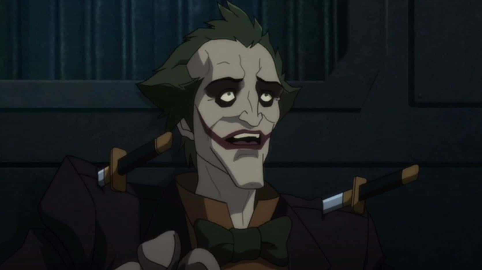 Batman Assault On Arkham 桌布 壁紙 — 小丑在昏暗的房間裡，肩上扛著兩把劍，露出瘋狂的笑容。
