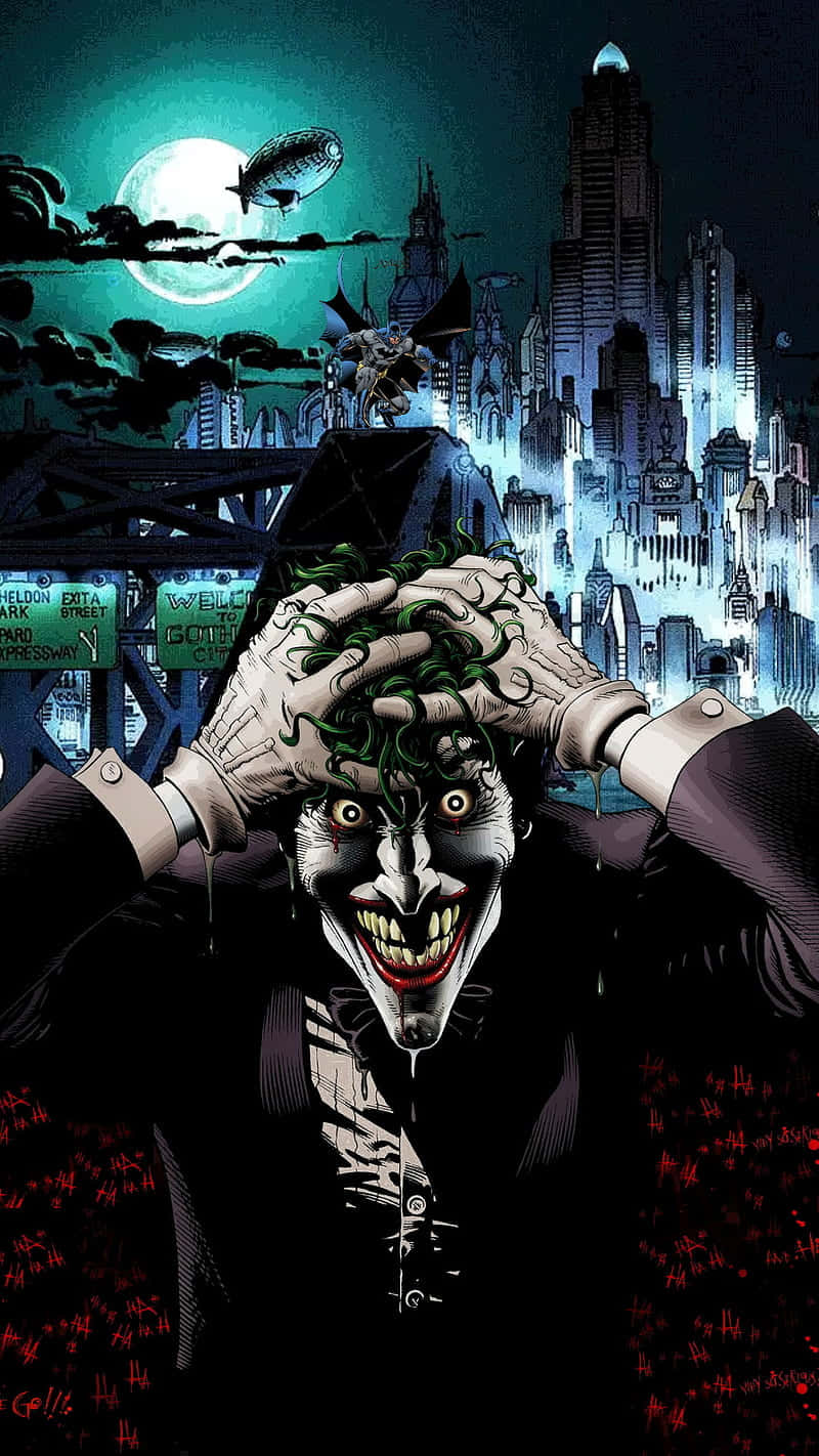 Batman Streets Of Gotham 桌布 壁紙 — 小丑在滿月下的高譚市天際線前狂笑，一艘飛船從頭頂飛過。
