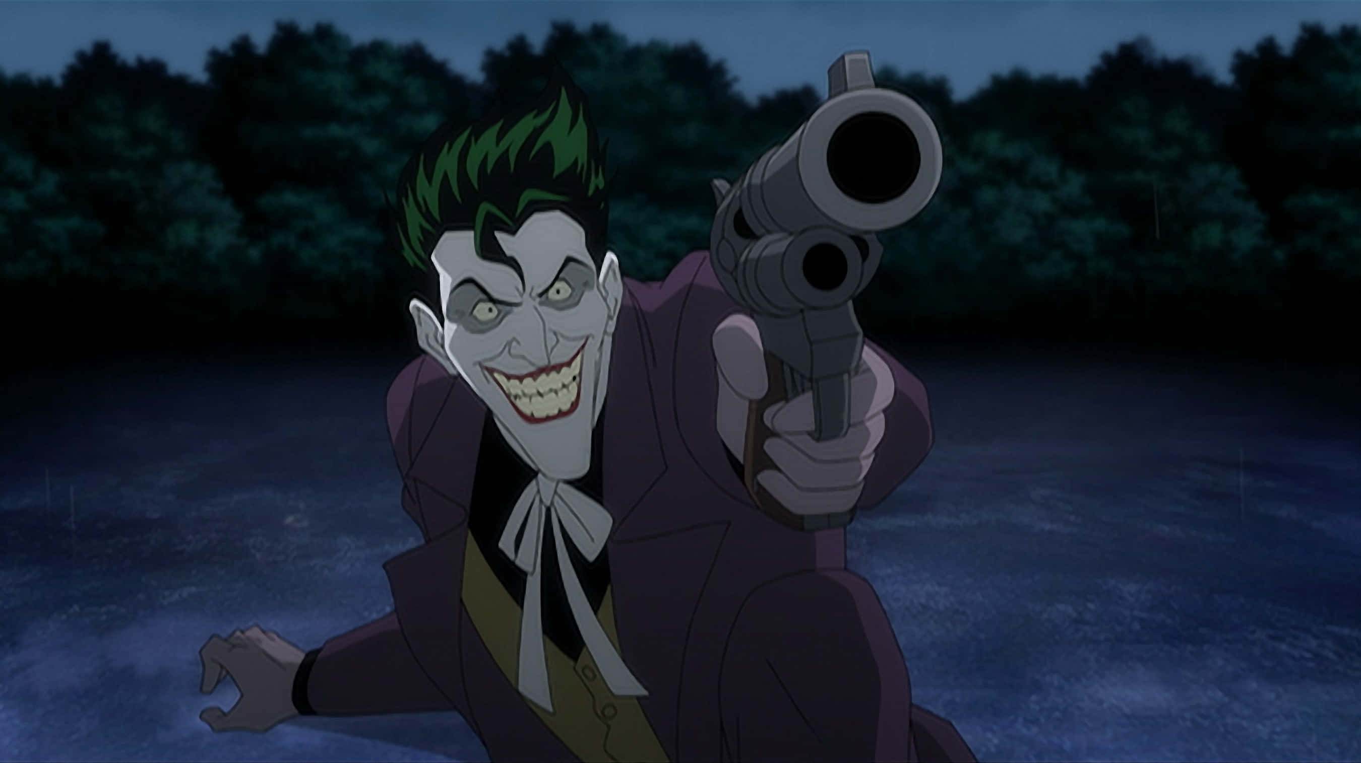Batman The Killing Joke 桌布 壁紙 — 小丑在雨夜森林中狂笑著，用左輪手槍瞄準觀眾。
