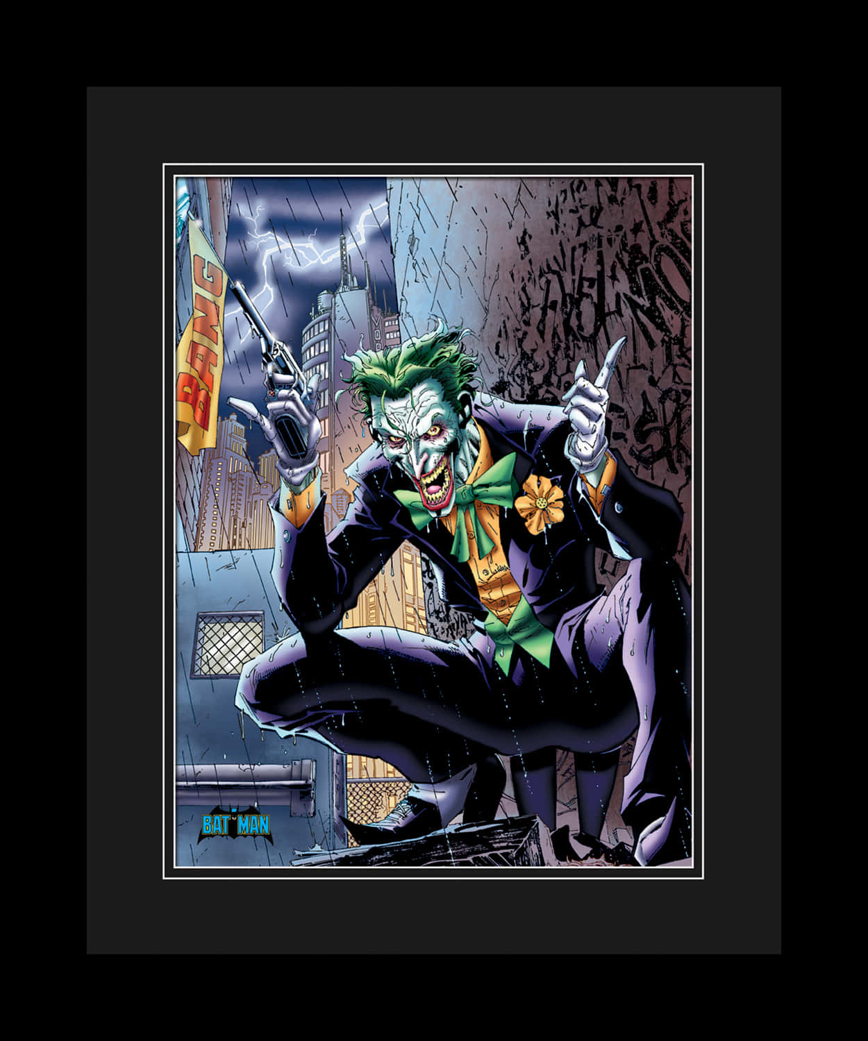 Batman Hush 桌布 壁紙 — 小丑在高譚市的一條小巷中，蹲在濕滑的屋頂上，手持槍枝，在暴風雨的天空下露出狂躁的笑容並指向某處。