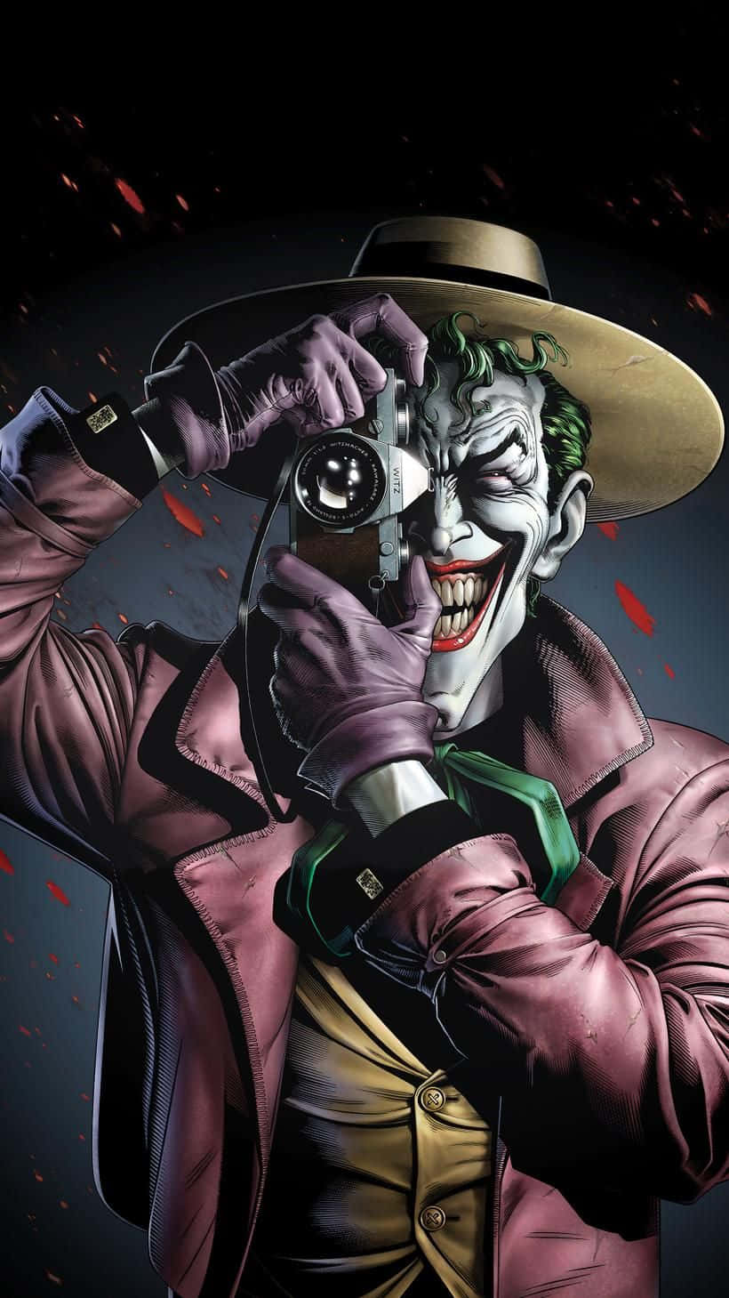The Joker Comic 桌布 壁紙 — 小丑在黑暗背景上帶著紅色飛濺，手持相機，露出狂躁的笑容。