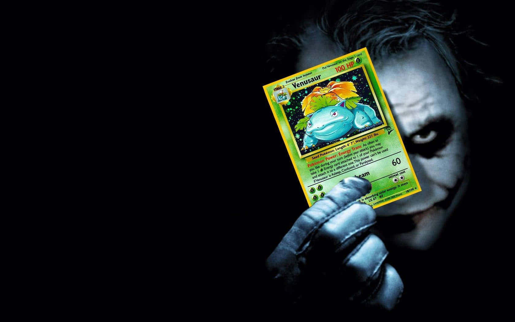 動漫 桌布 壁紙 — 小丑在黑色背景上以戲劇性燈光手持 Venusaur 寶可夢卡牌。