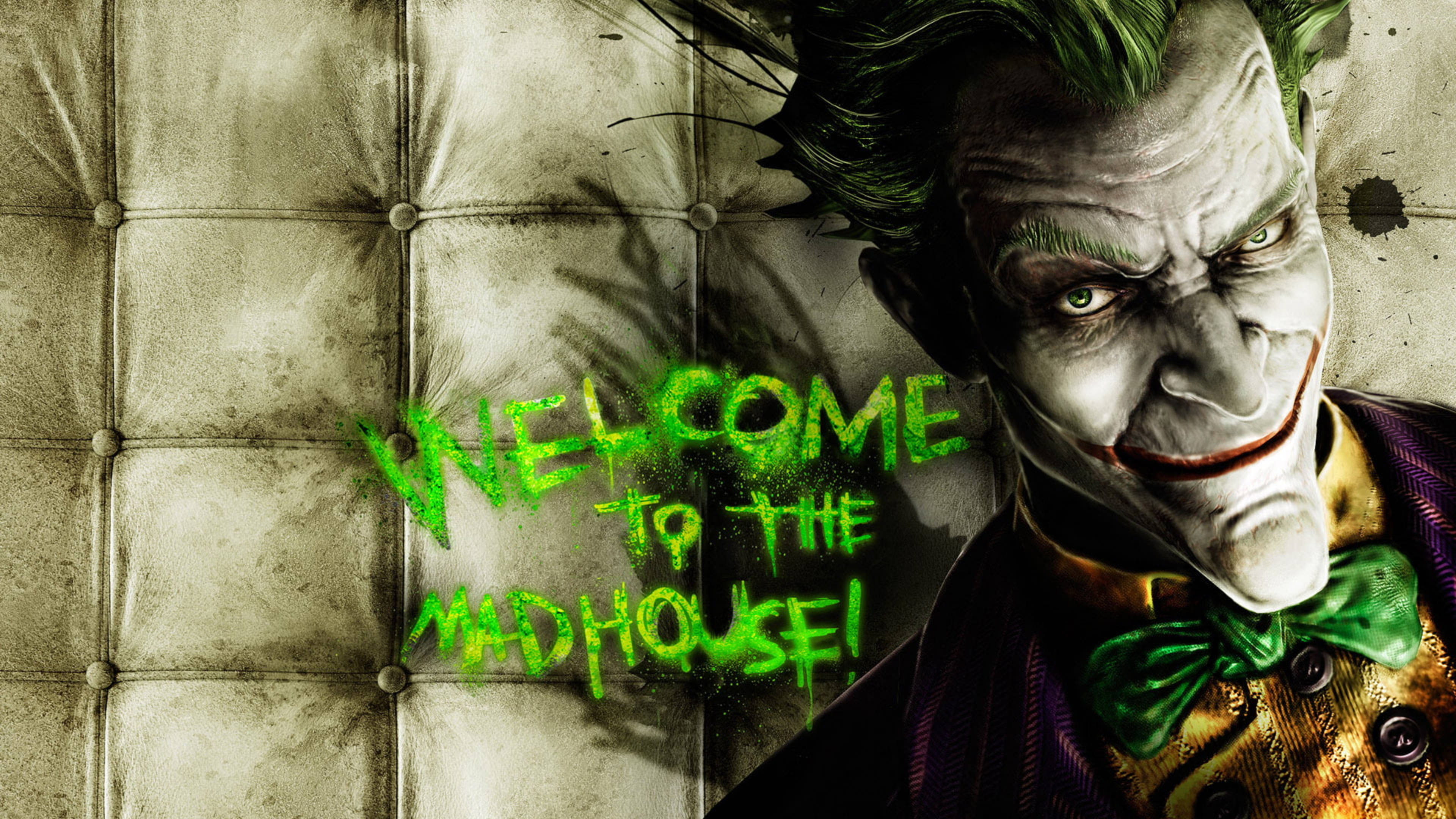 Joker Drawing 桌布 壁紙 — 小丑威脅性地靠在一張簇絨皮革沙發上，上面有綠色塗鴉寫著 'WELCOME TO THE MADHOUSE!'