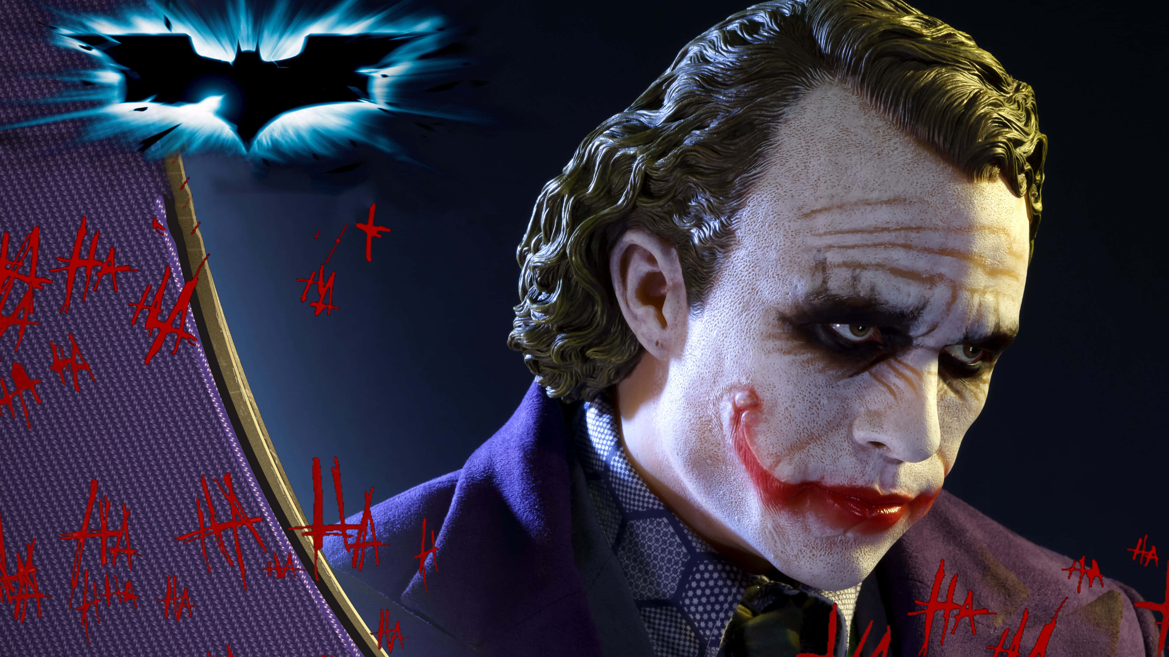 Dark Knight Joker In 4K Ultra HD 桌布 壁紙 — 小丑帶著塗抹的紅色口紅和背後發光的破碎蝙蝠標誌，威脅地凝視著。