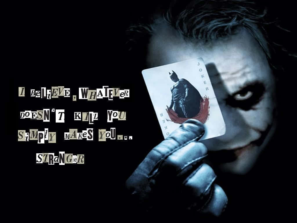 Joker Quotes 桌布 壁紙 — 小丑手持一張蝙蝠俠主題的小丑牌，背景黑暗，並以碎片化文字展示他令人不寒而慄的台詞。