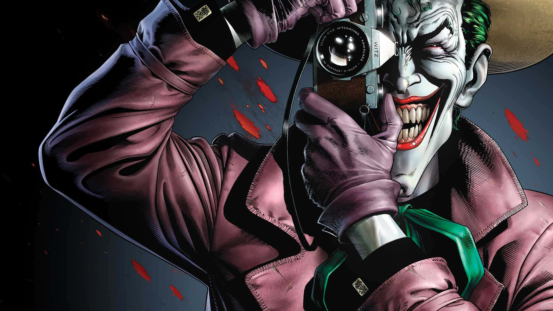 Joker Comic 桌布 壁紙 — 小丑拿著相機，露出陰險的笑容，紅色飛濺在黑暗背景中飛舞。