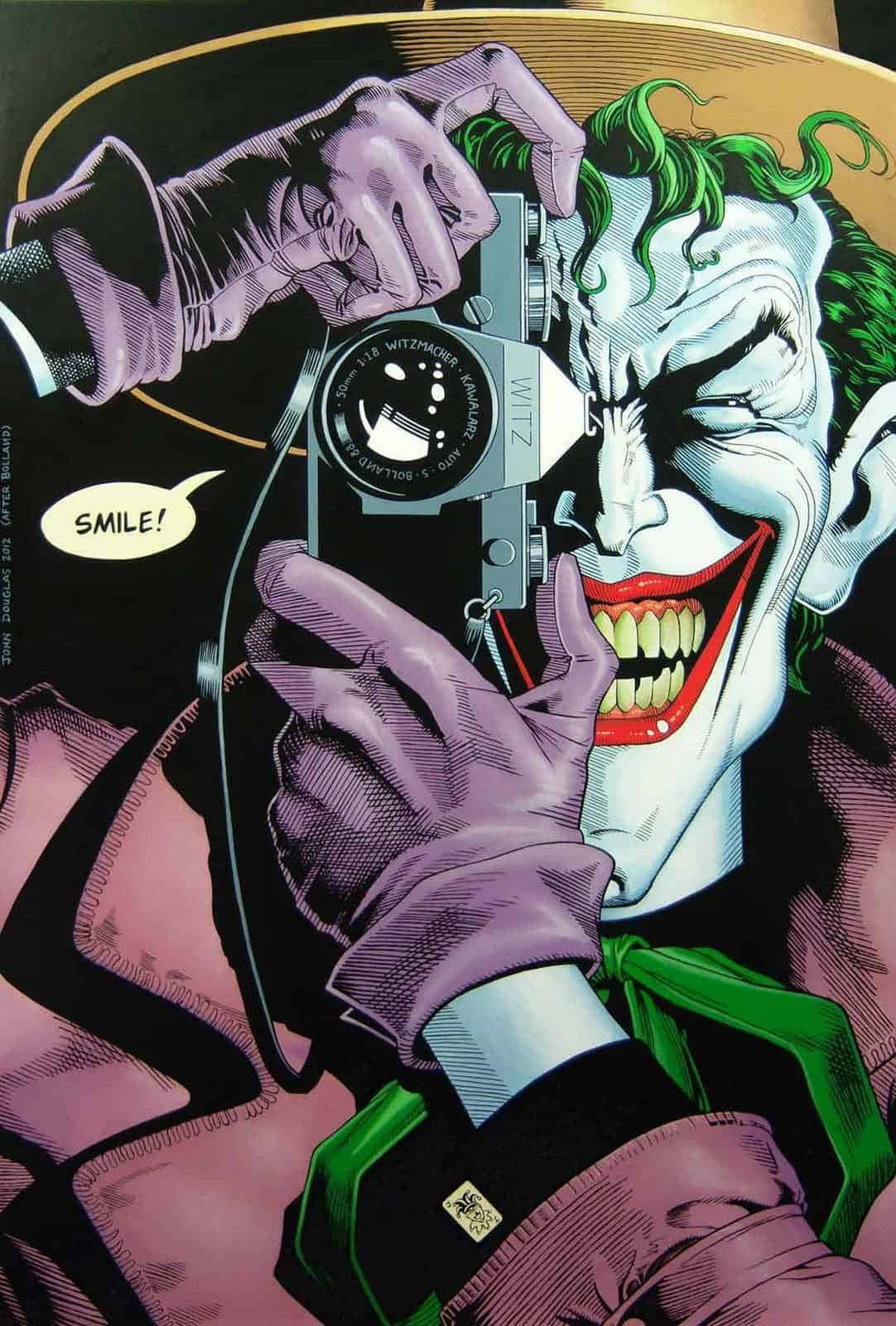 Batman The Killing Joke 桌布 壁紙 — 小丑狂笑著將相機舉到臉上，對話框寫著「SMILE!」
