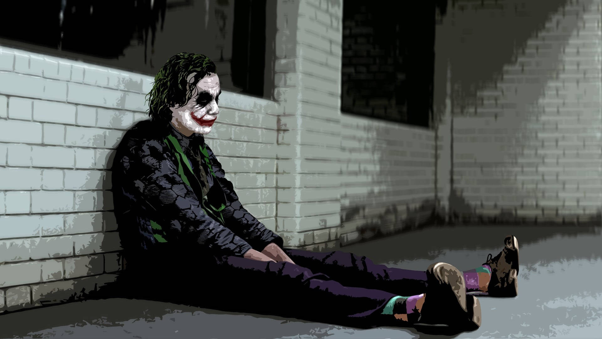 Heath Ledger Joker 桌布 壁紙 — 小丑癱坐在一條骯髒的城市小巷中，靠著白色磚牆，他標誌性的笑容在柔和的色調中顯得格外突出。