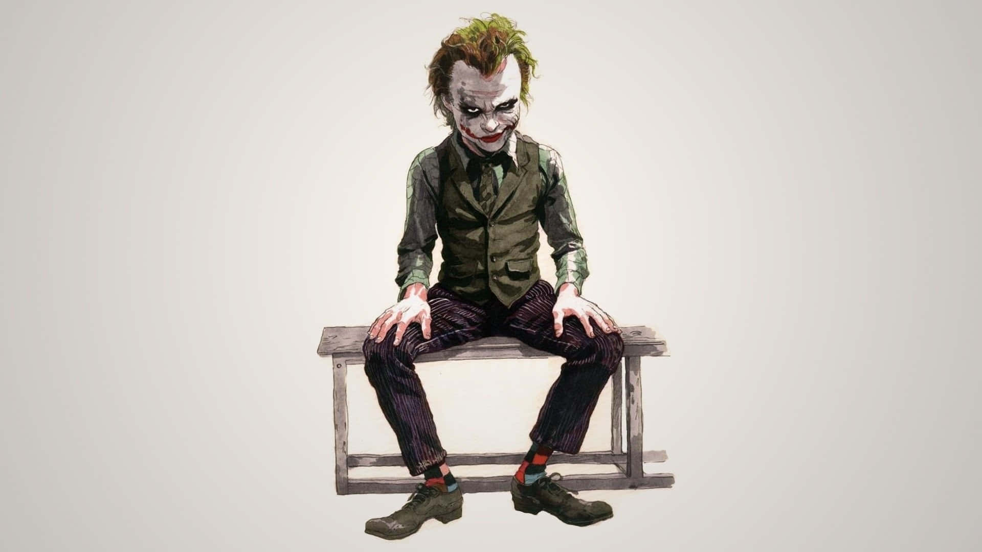 Evil Joker 桌布 壁紙 — 小丑癱坐在木長椅上，穿著綠色背心和條紋褲，背景簡潔。