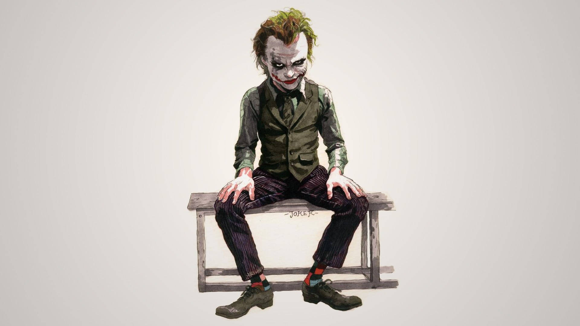 Joker Drawing 桌布 壁紙 — 小丑癱坐在木長椅上，露出陰險的笑容，穿著綠色背心和條紋褲，背景簡潔。