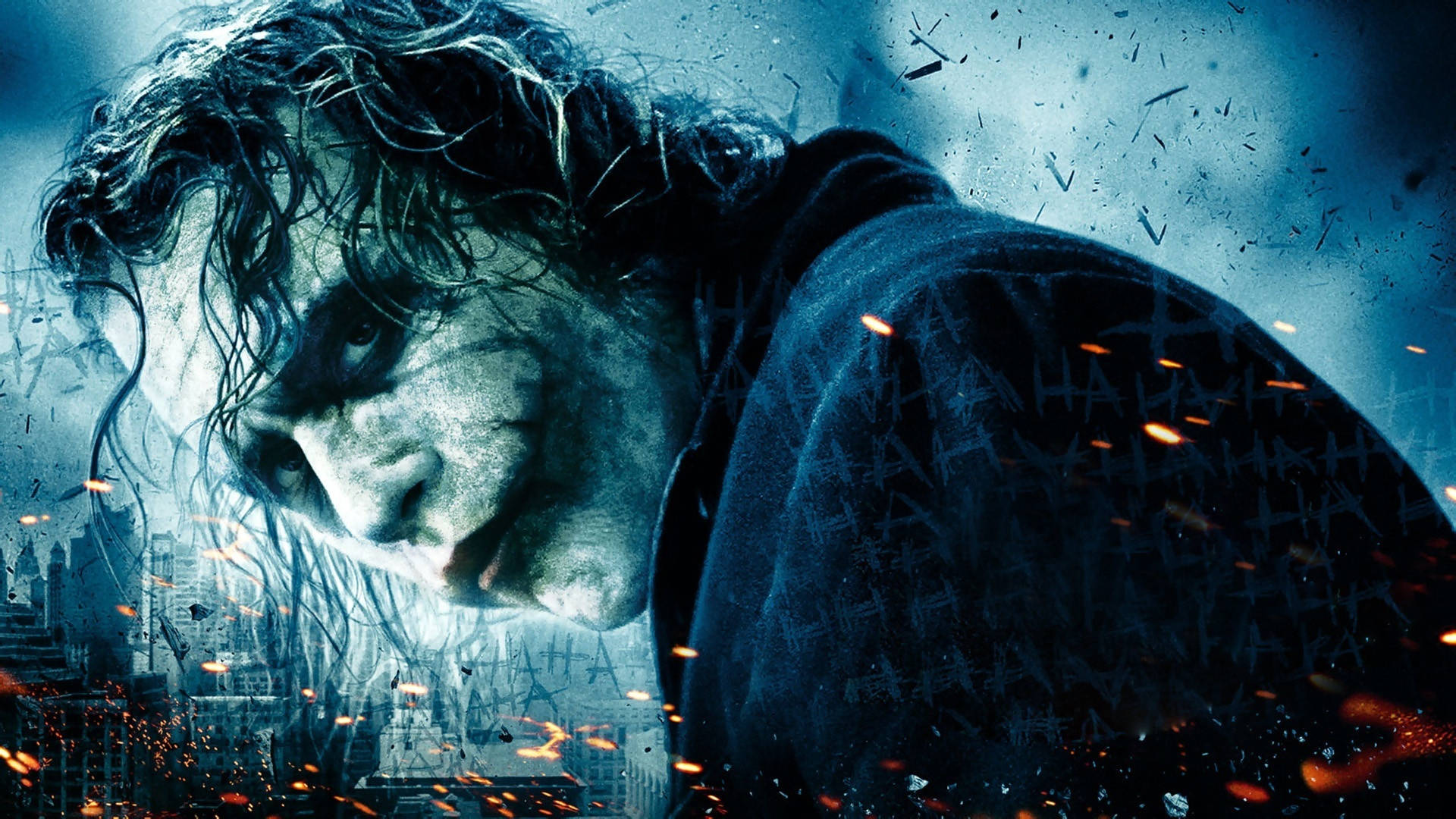 Heath Ledger 桌布 壁紙 — 小丑的威脅性特寫，白色顏料塗抹不均，眼神陰暗，背景是 crumbling 的城市景觀和飛舞的火花。
