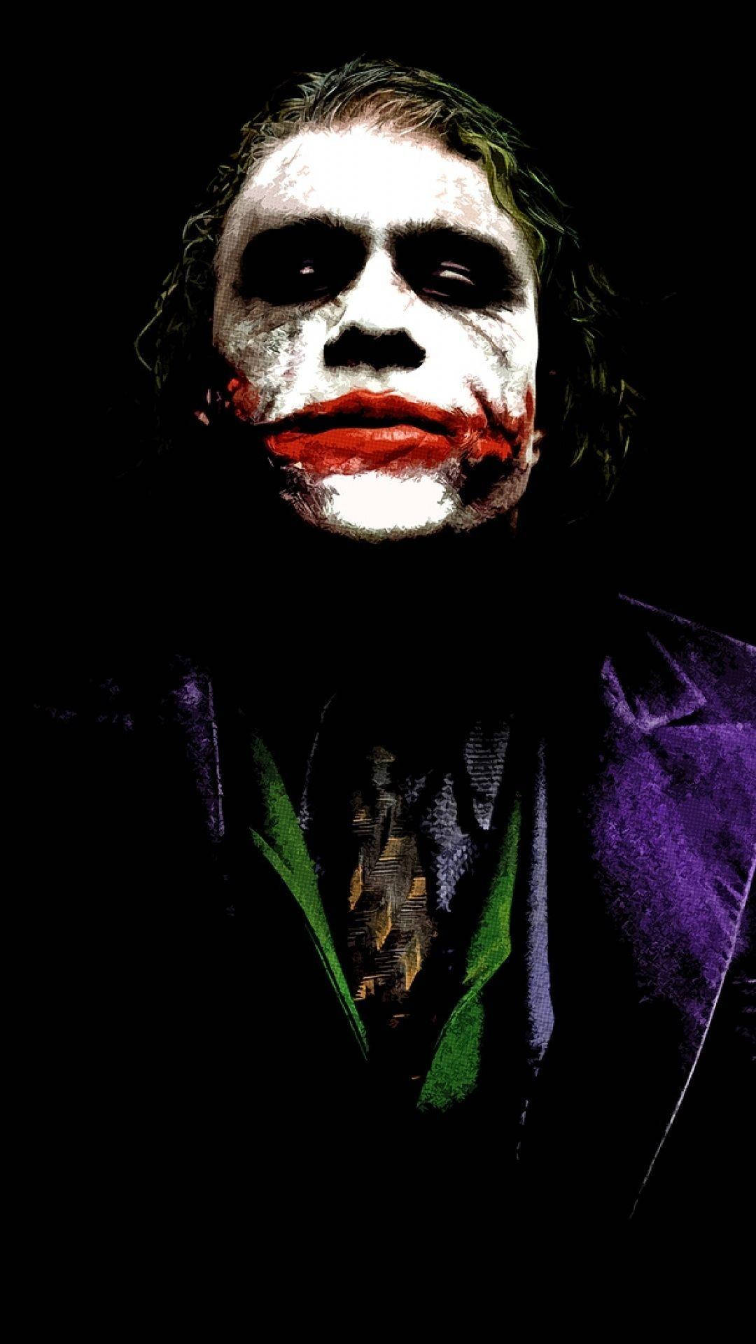 Heath Ledger 桌布 壁紙 — 小丑的威脅性近照，白色臉部彩繪、紅唇、紫色西裝，黑色背景。