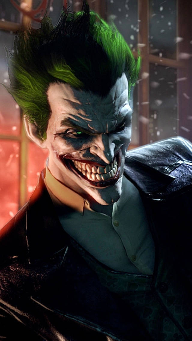 Arkham 桌布 壁紙 — 小丑的特寫，帶有鮮豔的綠髮和寬闊的邪惡笑容，背景是雪窗。