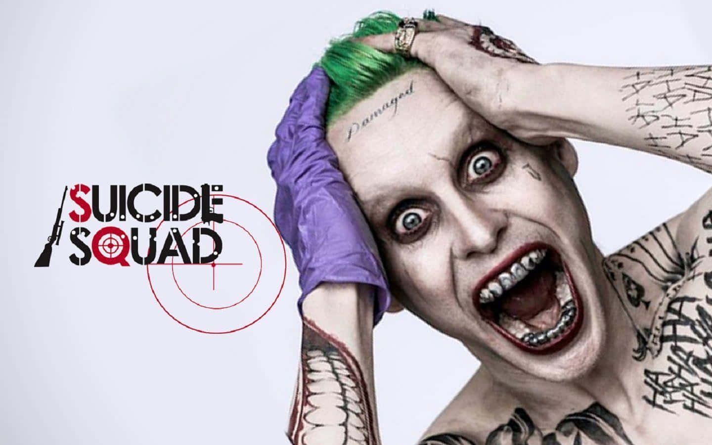 The Suicide Squad 桌布 壁紙 — 小丑的特寫，有綠色頭髮、紫色手套和紋身，在白色背景上尖叫，背景有自殺突擊隊標誌。