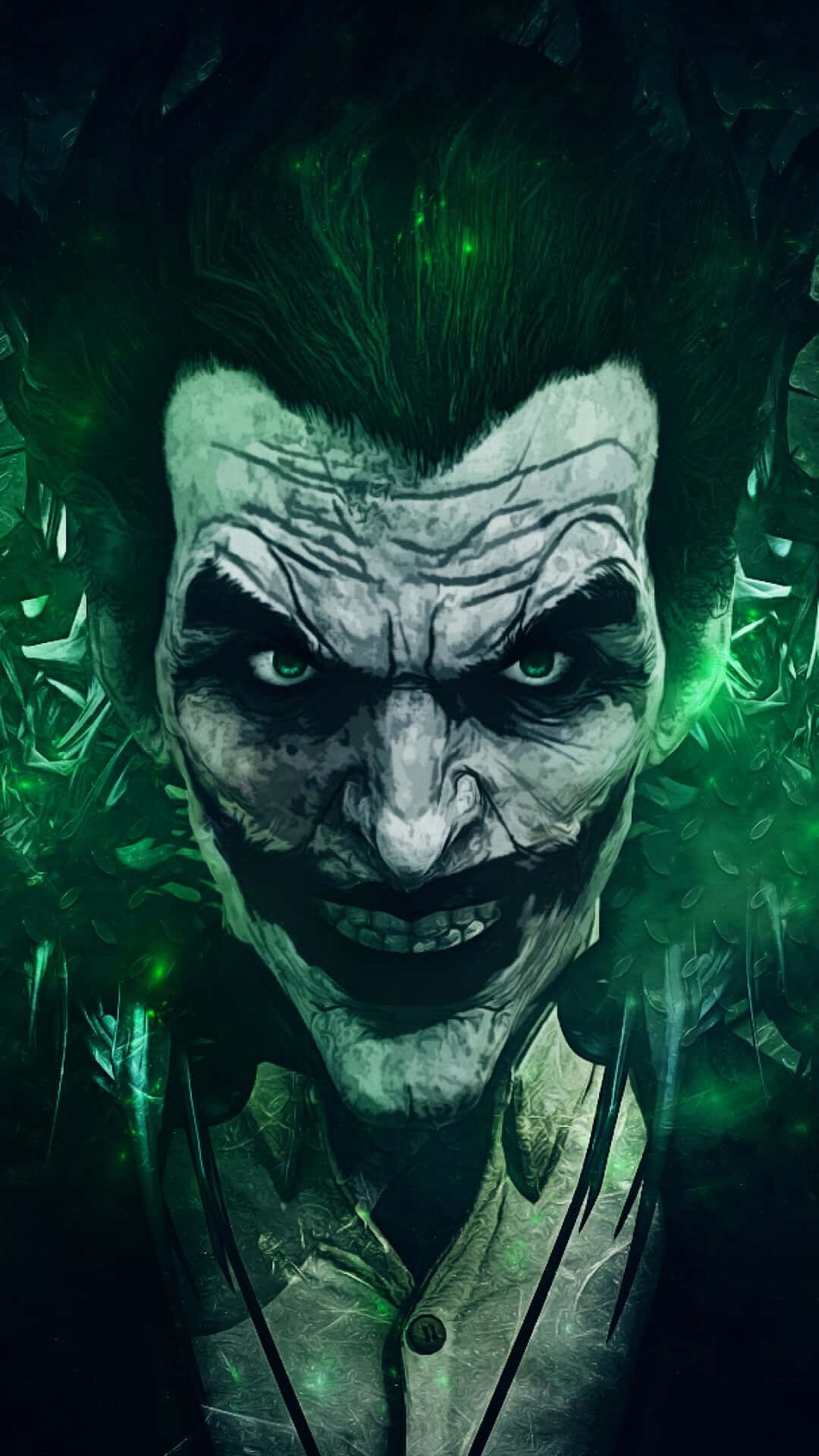 Evil Joker 桌布 壁紙 — 小丑的近距離特寫，帶有發光的綠色眼睛和混亂的綠色頭髮，背景是深色紋理。