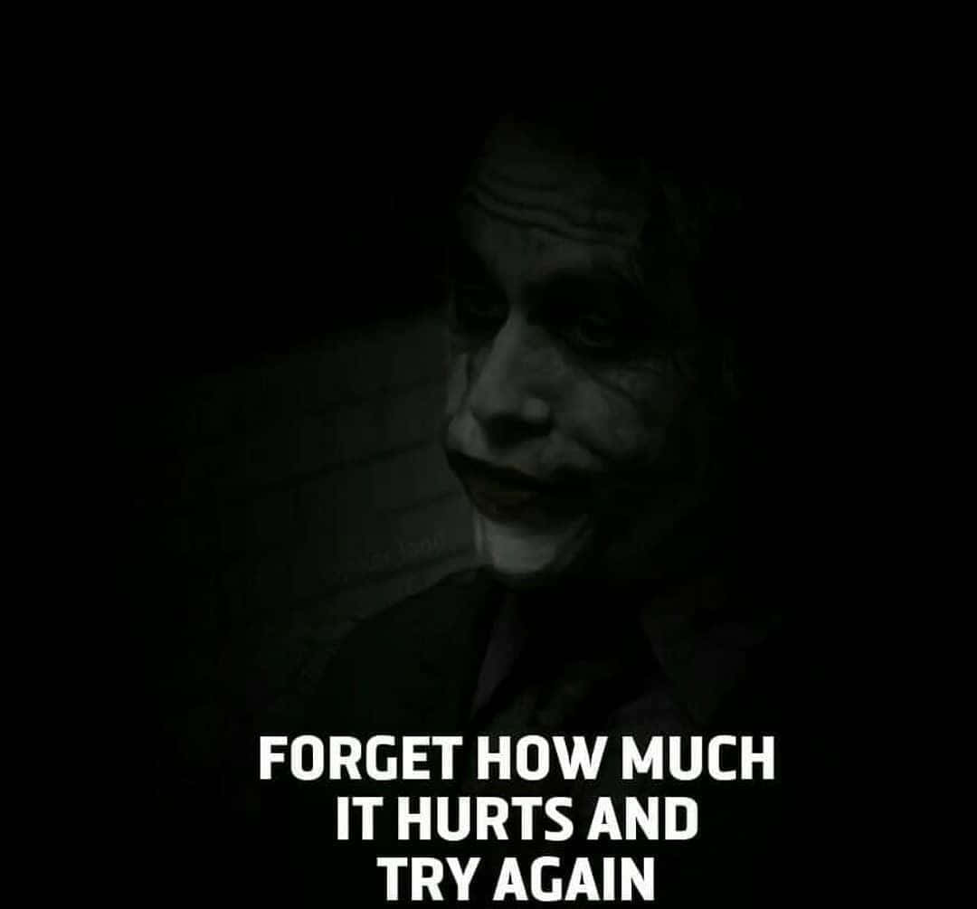 Joker Quotes 桌布 壁紙 — 小丑的陰暗特寫，帶著邪惡的笑容，粗體白色文字寫著「忘記有多痛，再試一次」