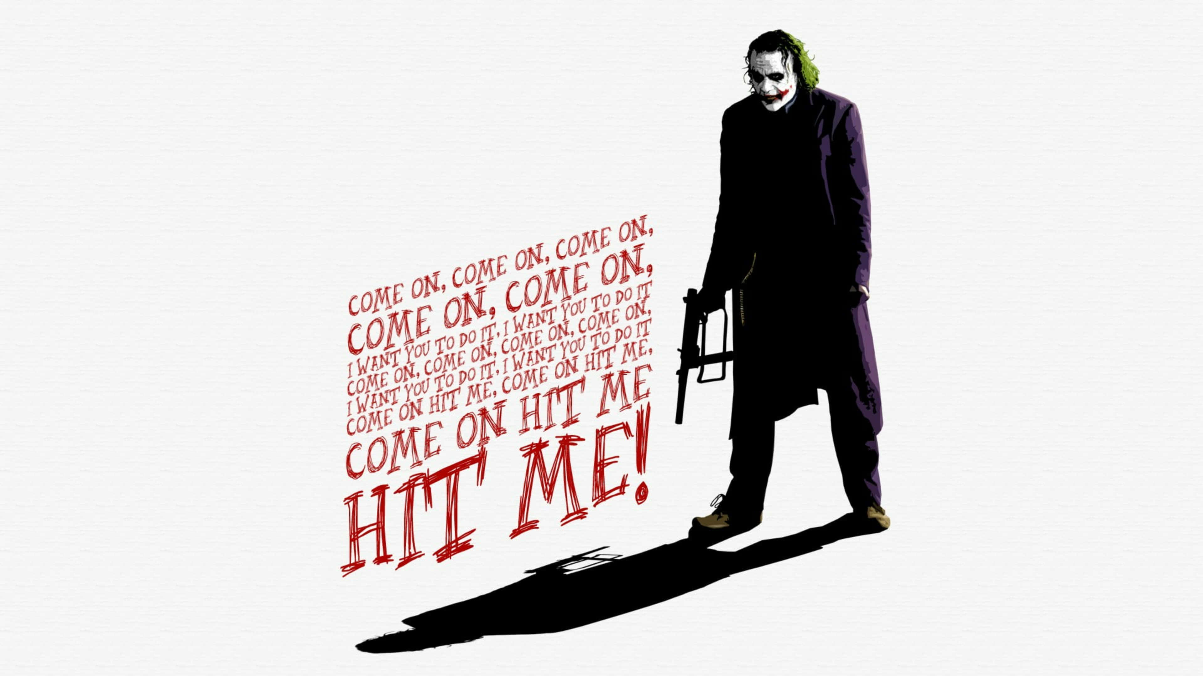騎士 桌布 壁紙 — 小丑穿著紫色外套，手持槍支，紅色文字大喊「COME ON HIT ME!」，背景為純白色。