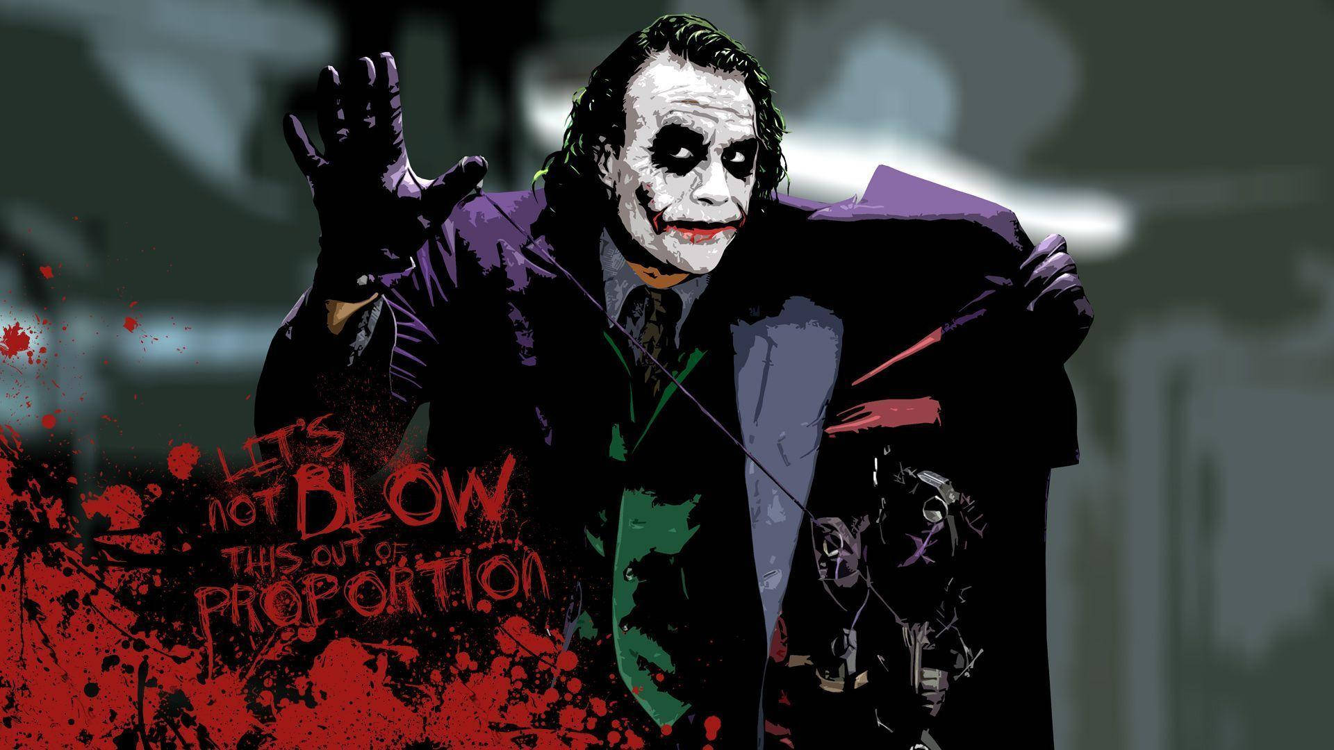 Heath Ledger 桌布 壁紙 — 小丑穿著紫色西裝，白色臉部彩繪和紅色嘴唇，在帶有紅色飛濺和塗鴉文字的黑暗背景下威風凜凜地站立。